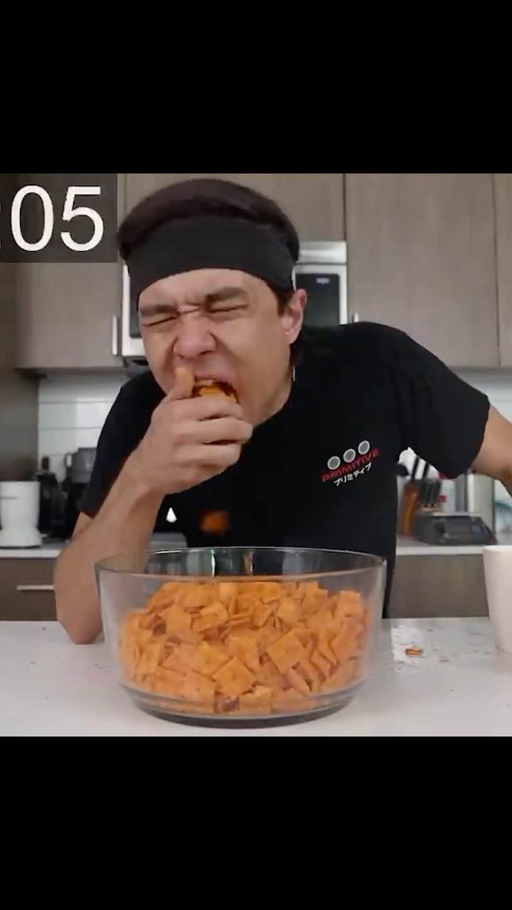 T-ペインのインスタグラム：「Bitch he ate 1000 cheez its 😂 Shout out @matt_stonie 🧀🧀🧀」