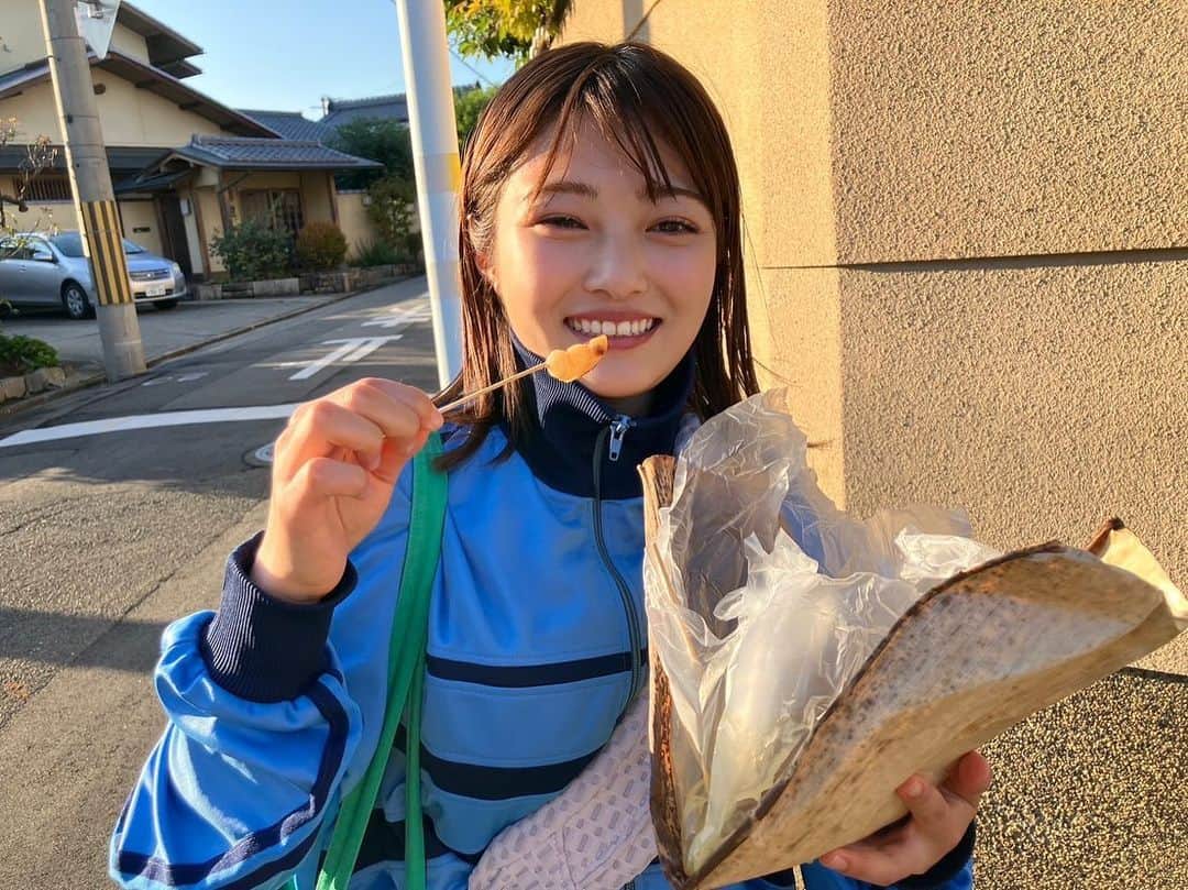井上咲楽のインスタグラム：「最近の日常  京都であぶり餅をたべました。 じゅわっとしてて、独特な食感で本当に美味しかった！！！帰りながら、戻ってもう2人前くらい食べたいなと思うくらい、あとを引くおいしさでした。  @mikiosakabe ミキオサカベのかわいいバッグ！荷物を入れれば入れるほど、もこもこになって可愛らしい。荷物を詰めすぎてバッグが不恰好になってしまう自分にぴったり👏  ロケ先でとりあえず！と買った靴下がサンダルみたいでお気に入りです  朝ごはんです！といただいたご飯が、サンドイッチとポテチでちょっと面白かった。 なんで朝ごはんでポテチ？と思ったけど、すごく美味しくて、だからか〜！って思いました。？  気づけば古着の青のジャージばっかり着ています。 移動のときにとってもラクでたすかる」