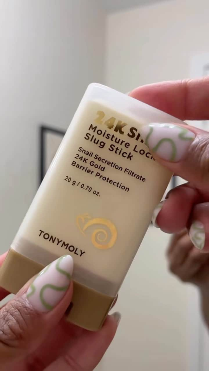 TONYMOLY USA Officialのインスタグラム：「Keep your skin happy all winter long with our 24k Snail Moisture Lock Slug Stick. Your skin will thank you the next day thats for sure! 🙌🐌🌟 #xoxoTM #TONYMOLYnMe #24ksnailmagic」