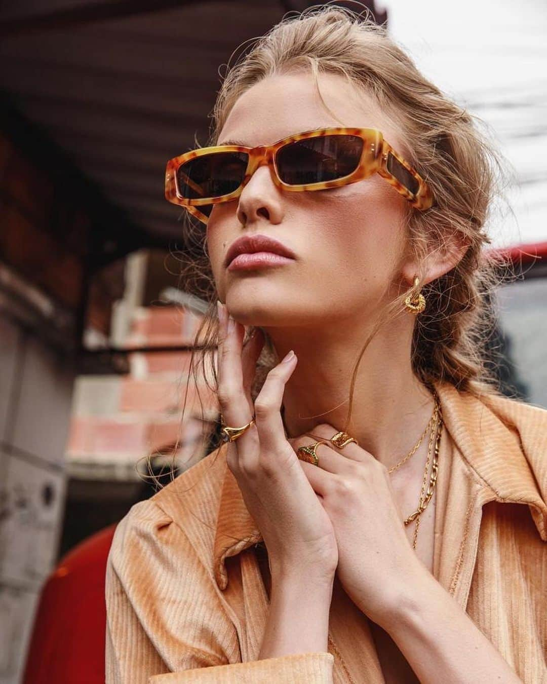 リンダ ファローのインスタグラム：「A hint of saffron for a sun-lit #Talita.   Crafted from rich saffron tortoiseshell Italian acetate, the #TALITA features with cut out detailing to fit solid brown lenses for an autumnal look.  #LINDAFARROW Autumn/Winter ‘23」