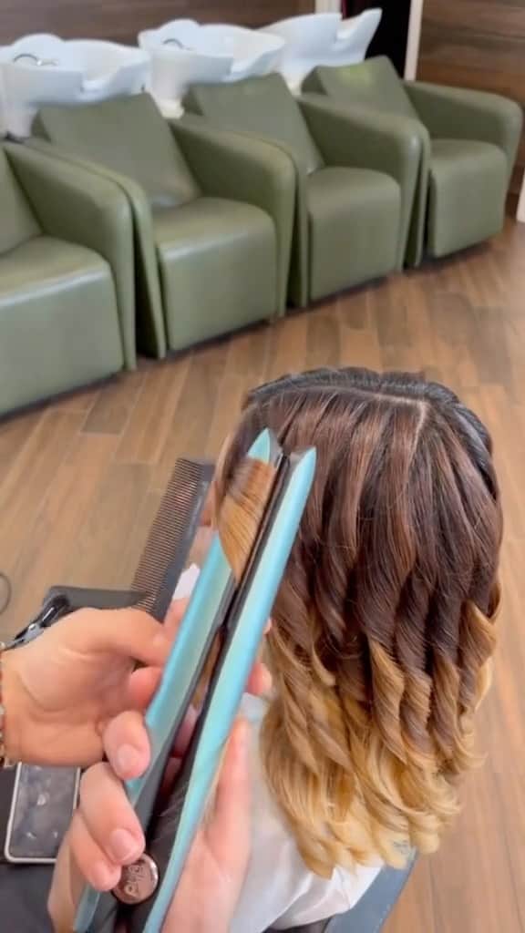 ghd hairのインスタグラム：「The most satisfying curls created with our limited-edition platinum+ styler in alluring jade 🩵 Patiently waiting for the curl brush out @rsvp_parrucchieri 😏  #ghd #ghddreamland #satisfying #satisfyingvideo #hairtransformation #straighttocurly」