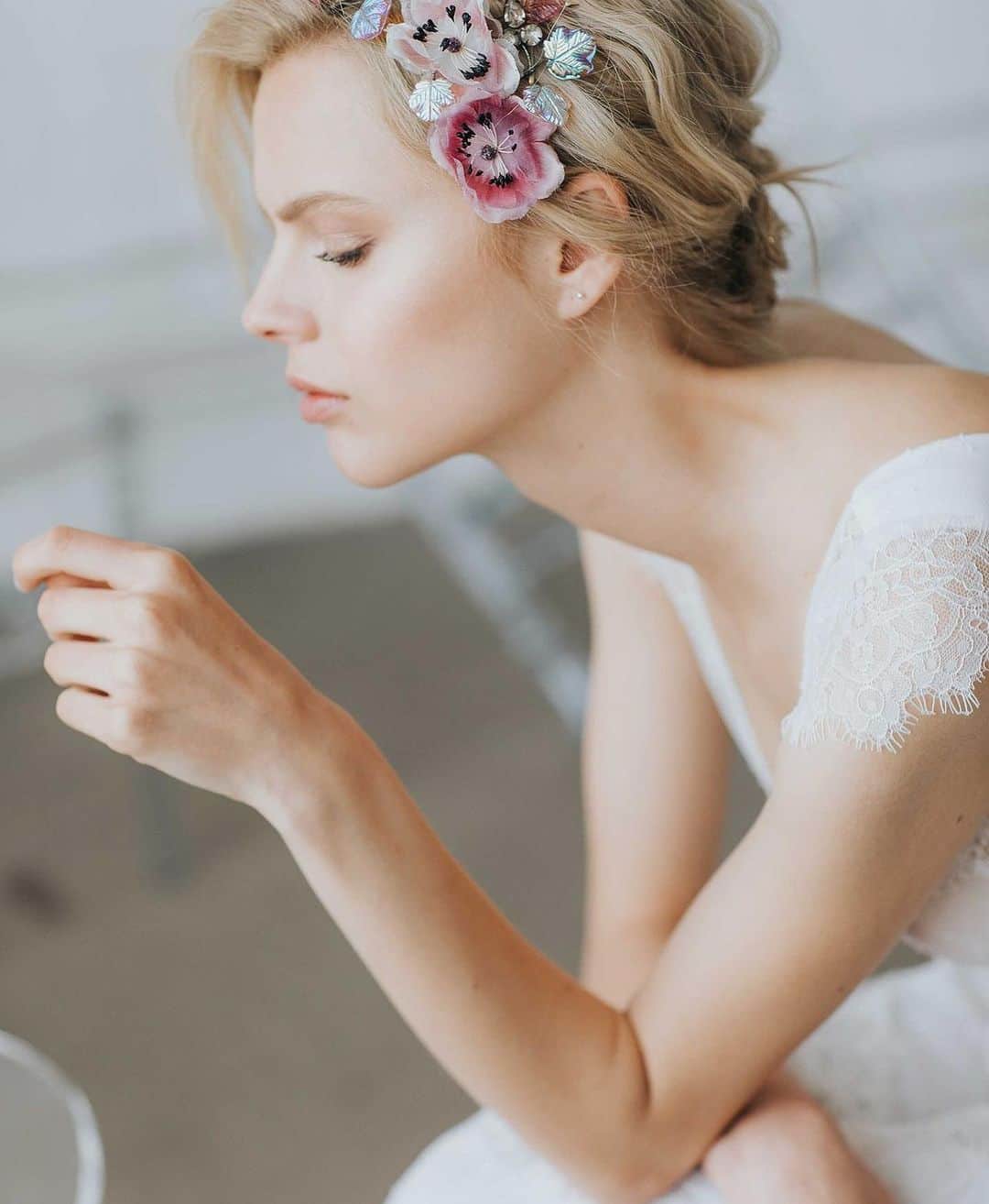 カイトアンドバタフライのインスタグラム：「Elevate your wedding look with pretty flowers in your hair🍃designed & made for the modern bohemian bride🍃visit kite and butterfly at selected bridal salons   @kissfromfleur  @cornelia_lietz  @juliariethof   #natural #bride #silkdresses #boheiman #vintagestyle #wedding #robemariage #weddingdress #madeinusa🇺🇸 #lifestyle #bridetobe」