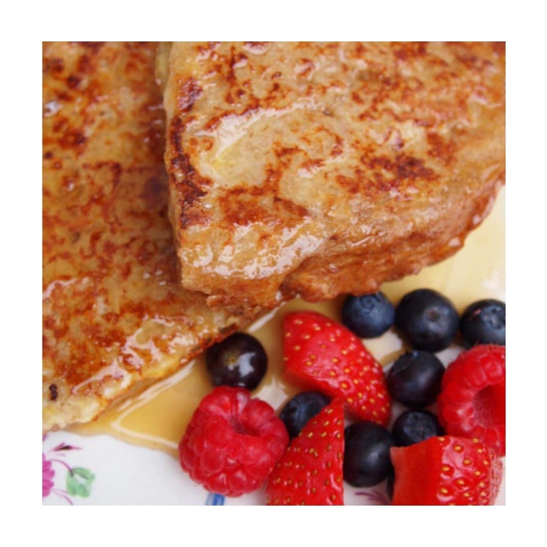 メアリー・マッカートニーのインスタグラム：「FRENCH TOAST    A simple recipe my mum taught me, which I love to make for my kids and their friends at the weekend x Mary   SERVES 4  INGREDIENTS · 3 large, free-range organic eggs · 600ml unsweetened plant based milk   1 teaspoon ground cinnamon    1 teaspoon. vanilla extract  · vegan butter, for frying · 8 slices bread, preferably thick-sliced and a coupleof days old · pure maple syrup, to drizzle on top when serving   METHOD In a wide shallow bowl (wide enough to fit a slice of bread), beat together the eggs, milk, cinnamon and vanilla.  Take a large non-stick frying pan and heat it to medium high. When it is hot, add a small amount of butter and tilt it around the pan to melt and lightly cover the pan base.  Dip the bread, 1 slice at a time, into the mixture and allow it to soak up some of the eggy milk on both sides (but don’t let it get too soggy).  Gently place as many slices of the prepared bread into the pan as will comfortably fit and fry for about 3 minutes on each side, using a spatula to turn the bread over. Fry until both sizes are a deep golden toasted colour   Serve immediately with maple syrup drizzled over the top. Also great with fresh berries served on the side.」