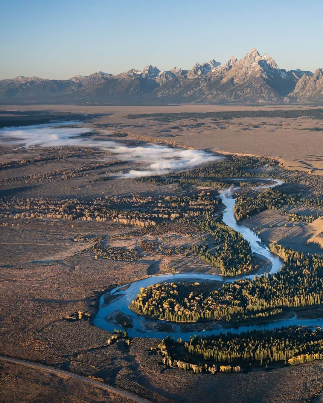 National Geographic Travelのインスタグラム：「Photo by @taylorglenn | An aerial view of the iconic Snake River and Teton Range, as seen from a fixed-wing aircraft above Jackson Hole, Wyoming. The Snake River begins its more than thousand-mile (1,600-kilometer) journey in Yellowstone National Park and winds its way through Wyoming, Idaho, Oregon, and Washington on its course to the Columbia River. Follow @taylorglenn for more from Wyoming and beyond.」