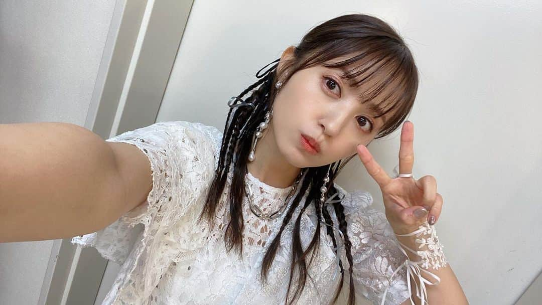 逢田梨香子さんのインスタグラム写真 - (逢田梨香子Instagram)「改めまして、RIKAKO AIDA LIVE TOUR 2023「Act 2」に遊びに来て下さった皆様！ 本当にありがとうございました！ 久々のツアーでドキドキしていたのですが、みんなの暖かさに支えられ無事終えることが出来ました。 MCでも色々話したけど、Mini Album「Act 2」の制作からツアーを迎えるまで色々な想いがありました。 どこまでも自信を無くして、今の私に何が届けられるんだろうなんて思い悩んだ日もあって、そんな時支えてくれたのは音楽でした。今年はできるだけ好きなアーティストさんのライブに足を運ぶようにしていて。 この仕事を初めてからなかなかプライベートで行くことが減ってしまったから。 アーティストさんの力強いメッセージや生の楽曲を聴いて、救われることが何度もありました。 私も自分の言葉で、私の楽曲でみんなに気持ちを届けたいって改めて強く思うようになって。  今までは一人でステージに立つことも歌うことが怖いって思う時もありました。 でも今回ツアーをまわって、どの会場も本当に暖かくて、一人でライブを作ってるんじゃなくて、みんなで作ってるんだって気がつきました。今までは余裕がなくて自分のことで精一杯でわかってるつもりでいてわかっていなかった。ソロが始まってからずっと見守ってくれているスタッフさん方、ステージまわりを支えてくれてる皆様、沢山の方々のおかげで素敵な楽曲たちを届けられています。ファンのみんな、携わってくださっている皆様へそんな感謝の気持ちも込めながらライブをしていました。 今回のツアーを通して目に見えて何か変わったかどうかはわからないけど、向き合い方は大きく変わった気がします。 ゆっくりかもしれないけど何事も自分のペースで向き合っていけたらいいなと。  東京公演での最後の挨拶で言葉が詰まってしまった時、みんなの「頑張れ！！」の言葉が胸にすごい響きました。 どんなに迷っても苦しくても辛くても、みんなの存在がいつでも私を肯定してくれているような気がします。 みんなの声があるから、また明日から頑張ろうって思える。 そんなことを強く感じた3公演でした。  言葉がうまくまとまってないかもしれないけど、ツアーを通して感じたことをみんなに早く伝えたかったので。 長い文章読んでくれてありがとう！！  これからも、大切な楽曲たちを好きでいてくれたら嬉しいです。 今後も届けられるよう頑張ります！！  #Act2_愛知 #Act2_大阪 #Act2_東京」10月24日 2時12分 - aida_rikako_