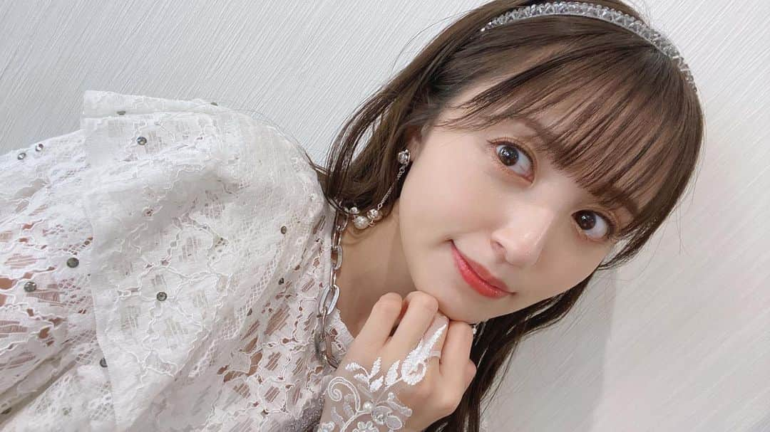 逢田梨香子のインスタグラム：「改めまして、RIKAKO AIDA LIVE TOUR 2023「Act 2」に遊びに来て下さった皆様！ 本当にありがとうございました！ 久々のツアーでドキドキしていたのですが、みんなの暖かさに支えられ無事終えることが出来ました。 MCでも色々話したけど、Mini Album「Act 2」の制作からツアーを迎えるまで色々な想いがありました。 どこまでも自信を無くして、今の私に何が届けられるんだろうなんて思い悩んだ日もあって、そんな時支えてくれたのは音楽でした。今年はできるだけ好きなアーティストさんのライブに足を運ぶようにしていて。 この仕事を初めてからなかなかプライベートで行くことが減ってしまったから。 アーティストさんの力強いメッセージや生の楽曲を聴いて、救われることが何度もありました。 私も自分の言葉で、私の楽曲でみんなに気持ちを届けたいって改めて強く思うようになって。  今までは一人でステージに立つことも歌うことが怖いって思う時もありました。 でも今回ツアーをまわって、どの会場も本当に暖かくて、一人でライブを作ってるんじゃなくて、みんなで作ってるんだって気がつきました。今までは余裕がなくて自分のことで精一杯でわかってるつもりでいてわかっていなかった。ソロが始まってからずっと見守ってくれているスタッフさん方、ステージまわりを支えてくれてる皆様、沢山の方々のおかげで素敵な楽曲たちを届けられています。ファンのみんな、携わってくださっている皆様へそんな感謝の気持ちも込めながらライブをしていました。 今回のツアーを通して目に見えて何か変わったかどうかはわからないけど、向き合い方は大きく変わった気がします。 ゆっくりかもしれないけど何事も自分のペースで向き合っていけたらいいなと。  東京公演での最後の挨拶で言葉が詰まってしまった時、みんなの「頑張れ！！」の言葉が胸にすごい響きました。 どんなに迷っても苦しくても辛くても、みんなの存在がいつでも私を肯定してくれているような気がします。 みんなの声があるから、また明日から頑張ろうって思える。 そんなことを強く感じた3公演でした。  言葉がうまくまとまってないかもしれないけど、ツアーを通して感じたことをみんなに早く伝えたかったので。 長い文章読んでくれてありがとう！！  これからも、大切な楽曲たちを好きでいてくれたら嬉しいです。 今後も届けられるよう頑張ります！！  #Act2_愛知 #Act2_大阪 #Act2_東京」