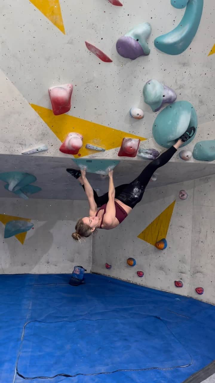 シャウナ・コックジーのインスタグラム：「Footlock above the head probably wasn’t the intended beta but 🤷🏼‍♀️ Was the only way I could make it work…   Nice to be finding some flow on the wall between lots of travel and business」