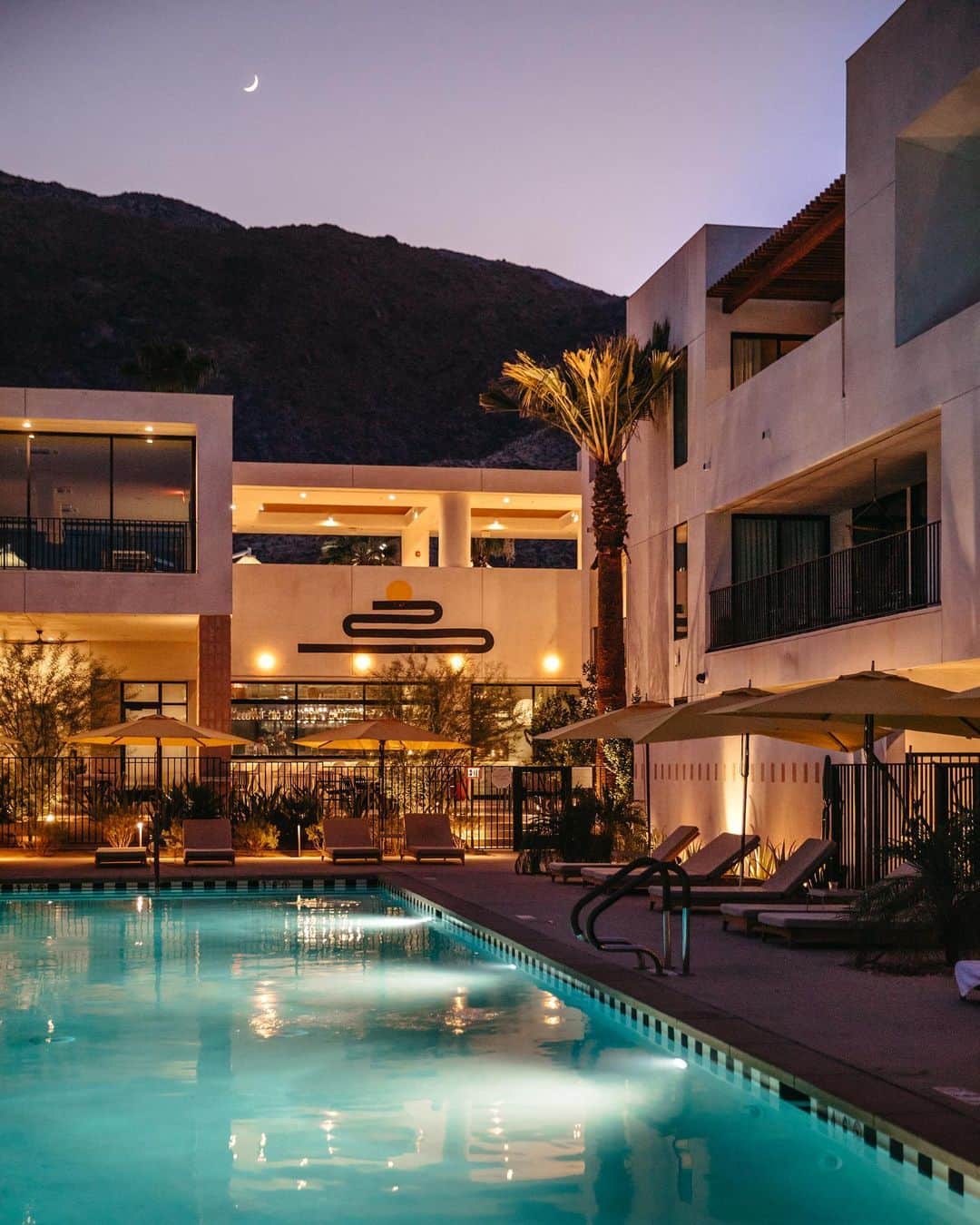 ローレン·ランドルフのインスタグラム：「Photography for @drift.hotels / @malezaps Industry Night, every Monday.」
