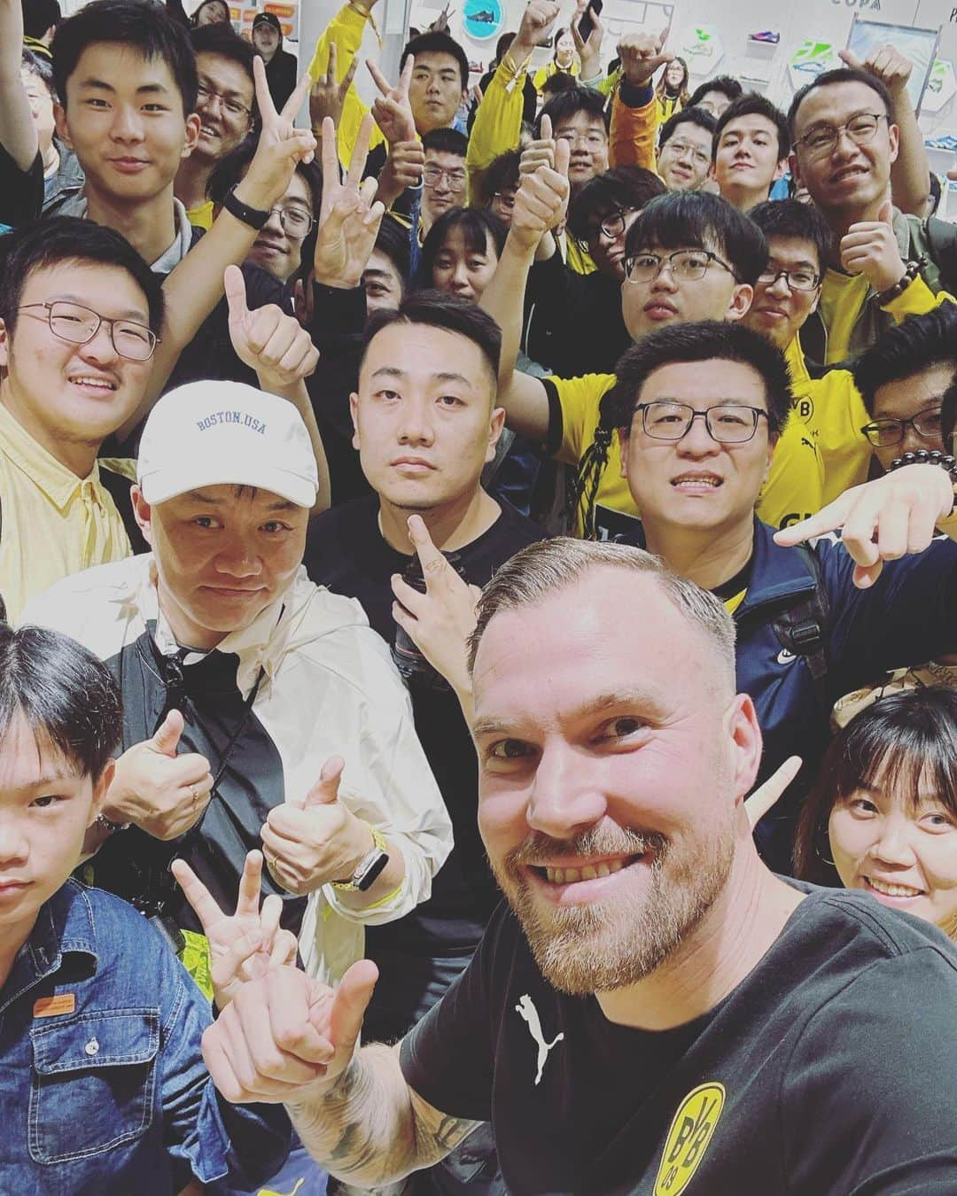 ケヴィン・グロスクロイツさんのインスタグラム写真 - (ケヴィン・グロスクロイツInstagram)「Hier ein paar Eindrücke aus Seoul und Shanghai. Einfach unfassbar wie freundlich und herzlich die Menschen dort sind. Es macht mich unheimlich stolz, dass so viele Menschen in Asien BVB Fans sind und mich dort kennen. Ich kann es eigentlich gar nicht in Worte fassen 💯 Vielen, vielen, vielen Dank 💪🏻💪🏻💪🏻 Unser ganzes Leben - unser ganzer Stolz 🖤💛 #immereinervoneuch #isso」10月24日 2時07分 - fischkreutz