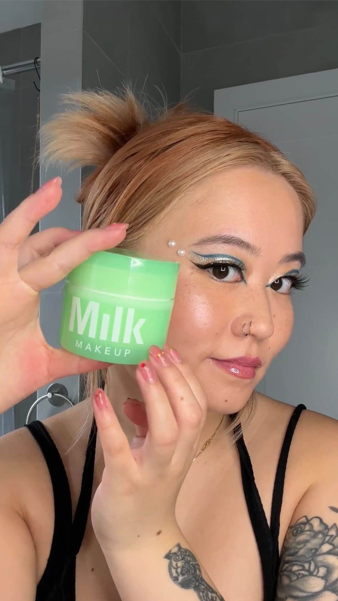 Milk Makeupのインスタグラム：「Hydro Ungrip Cleansing Balm: 1 🏆  #Halloween Makeup: 0 😮‍💨  No matter the #HalloweenMakeup look, our cleansing balm will get your skin squeaky clean 🧼」