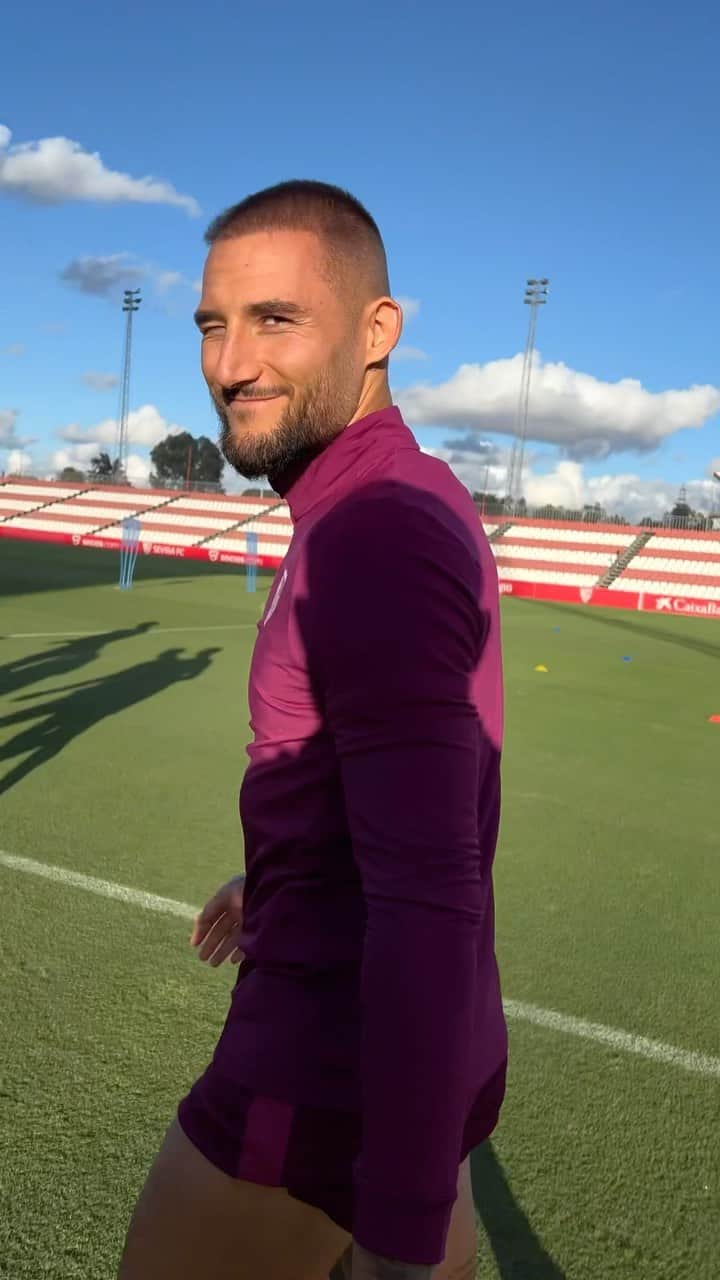 セビージャFCのインスタグラム：「👋🏼 ¡Buenas tardes, sevillistas! ❤️  @championsleague 🔜🌟  #WeareSevilla #NuncaTeRindas #UCL」