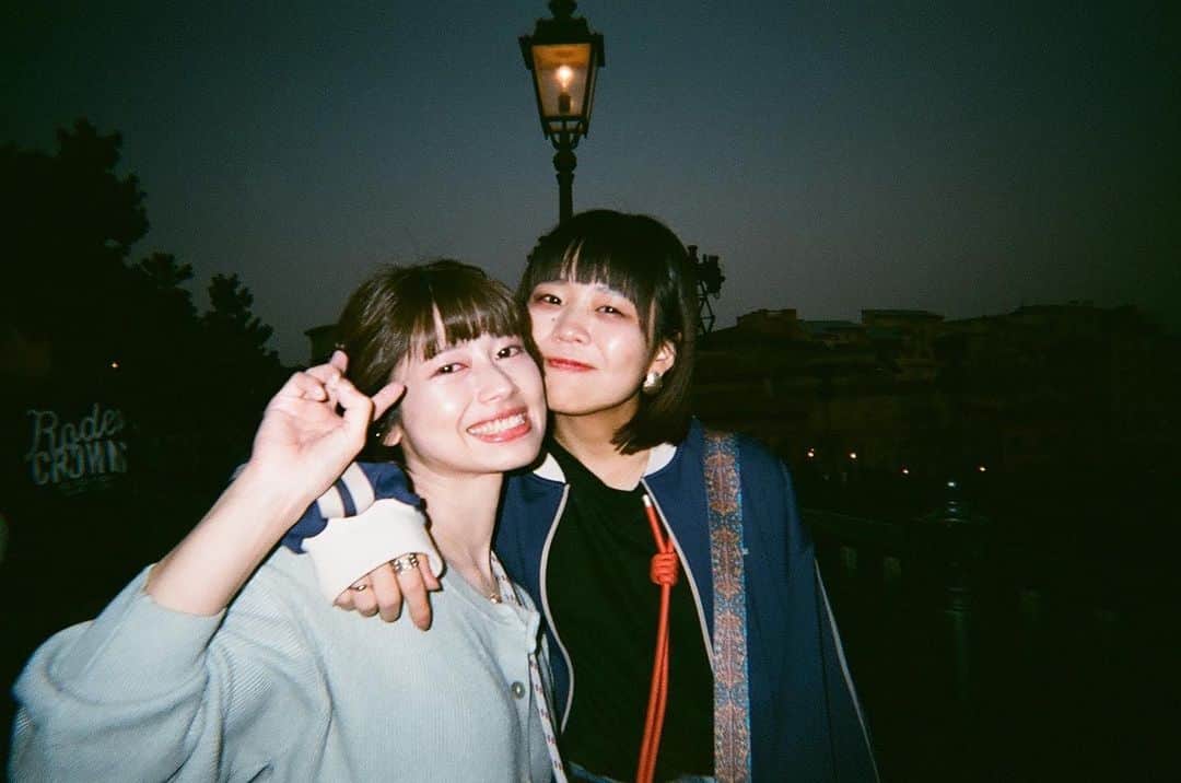 のインスタグラム：「ディズニーシーにて🪄 毎週のようにゲームしてる友達(結婚おめでと)」