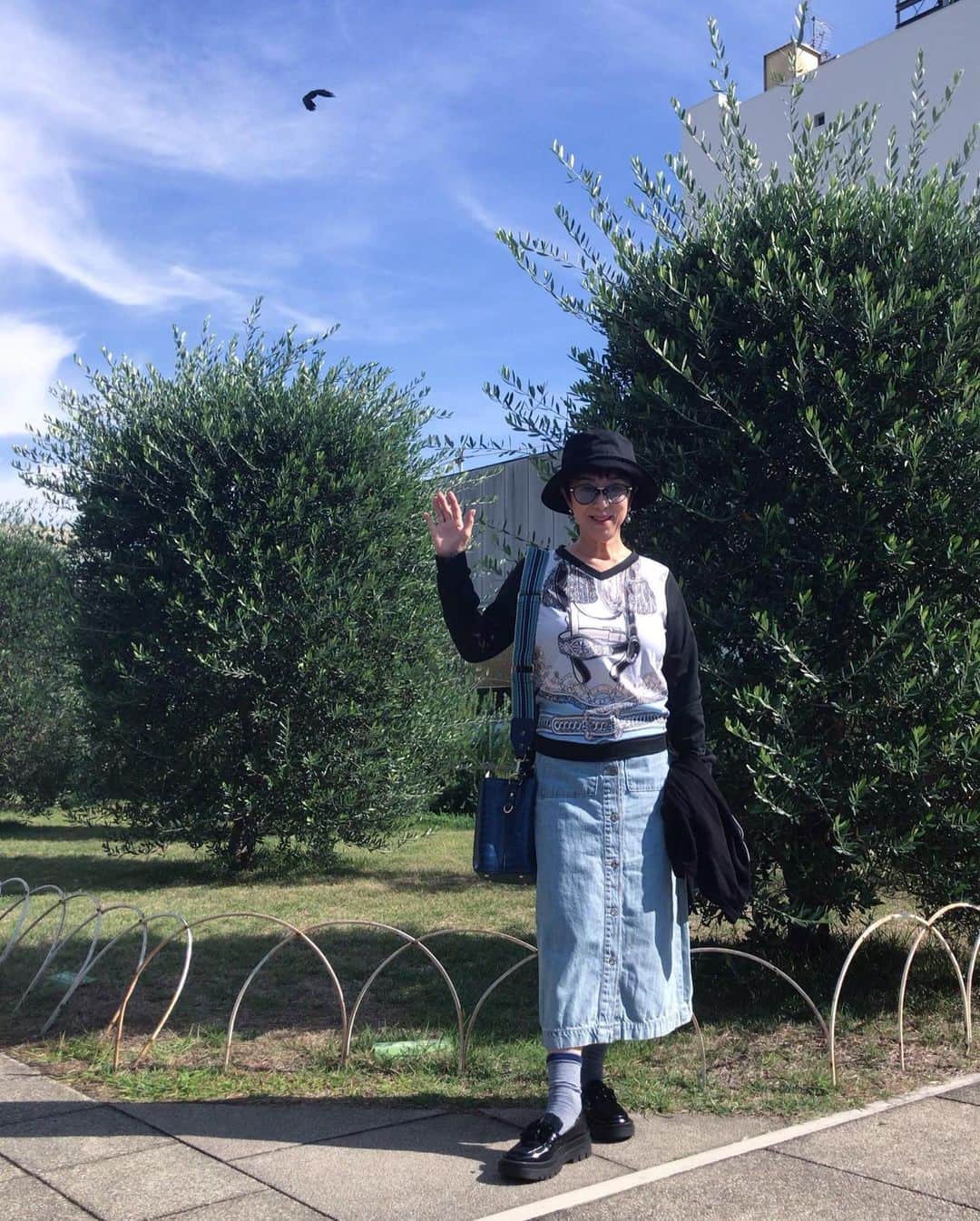 小川知子さんのインスタグラム写真 - (小川知子Instagram)「過ごしやすい気候ですね。 でもまだこんな格好で大丈夫なので、やはり四季がなくなっている。スーパーエルニーニョの影響のようです。  恒例の寿司ランチ会  満腹なので歩こう〜。  #寿司 #成城 #スーパーエルニーニョ #小川知子」10月23日 17時26分 - tomoko_ogawa_