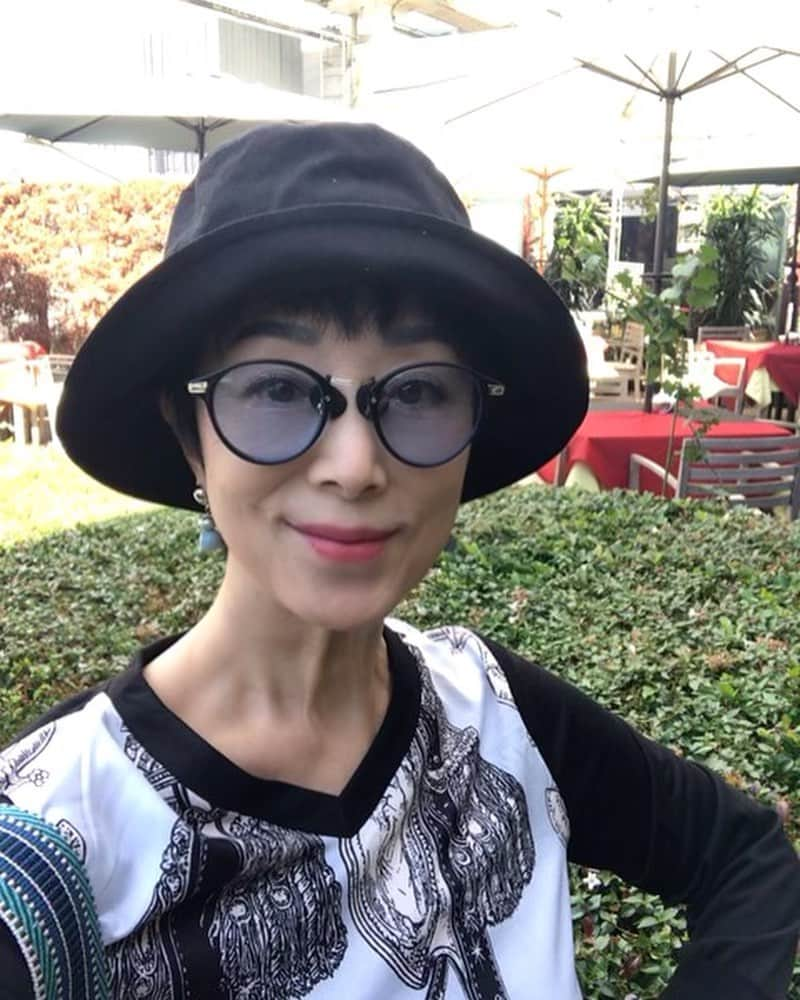 小川知子のインスタグラム：「過ごしやすい気候ですね。 でもまだこんな格好で大丈夫なので、やはり四季がなくなっている。スーパーエルニーニョの影響のようです。  恒例の寿司ランチ会  満腹なので歩こう〜。  #寿司 #成城 #スーパーエルニーニョ #小川知子」