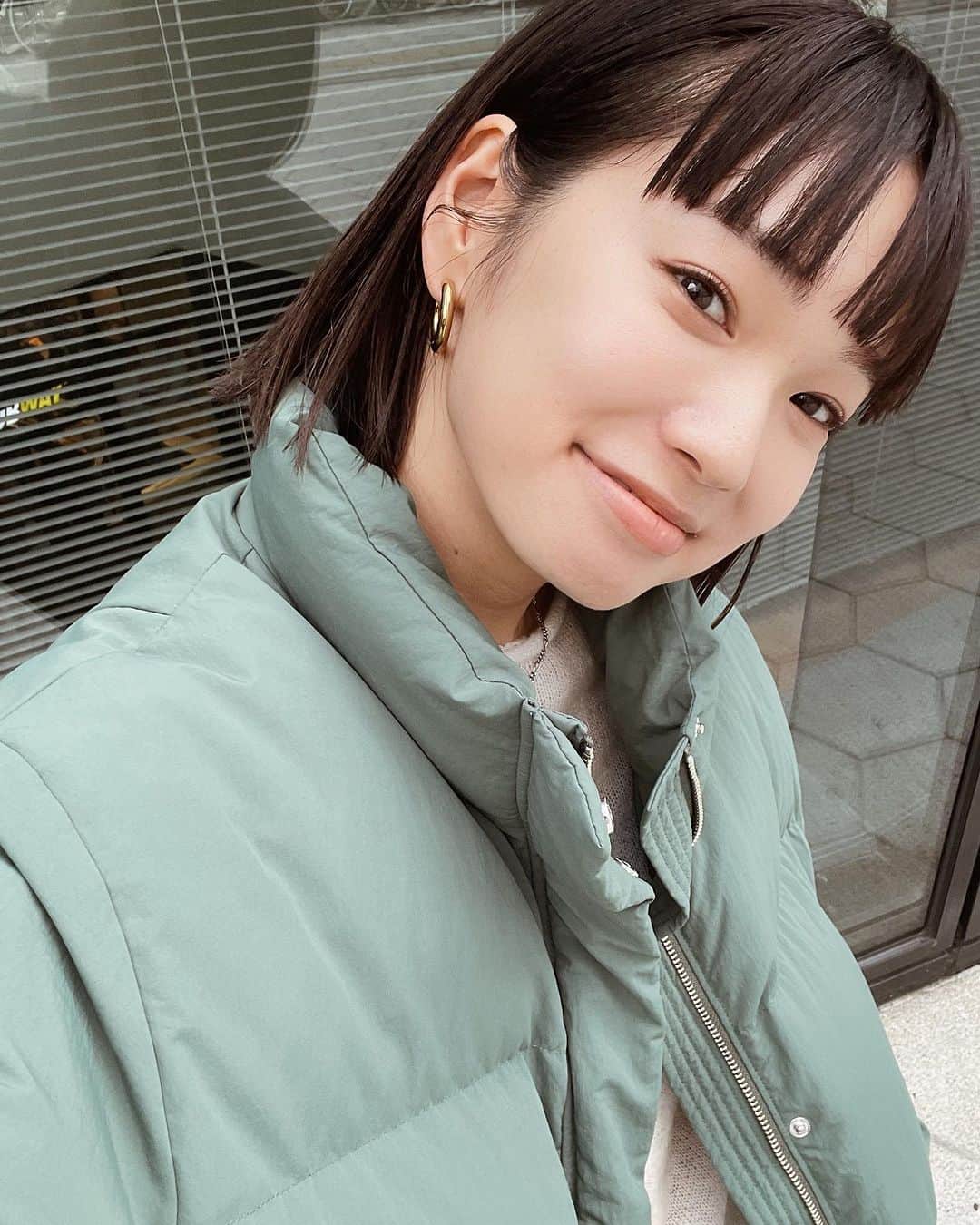 kanetaka ayaのインスタグラム：「・ ・ ひーさしぶりに自撮りw (この育休2年子どもの写真しか撮ってない👶🏽) (まっじで鏡さえも見てなかった、怖)  このダウン色かわいー💚  他のcoordinateはアカウントチェック！ ⇒@aya_kanetaka_ ♡ -——————————— #ブラックコーデ#ママコーデ#30代コーデ #ungrid#ungrid_official #ungridコーデ」