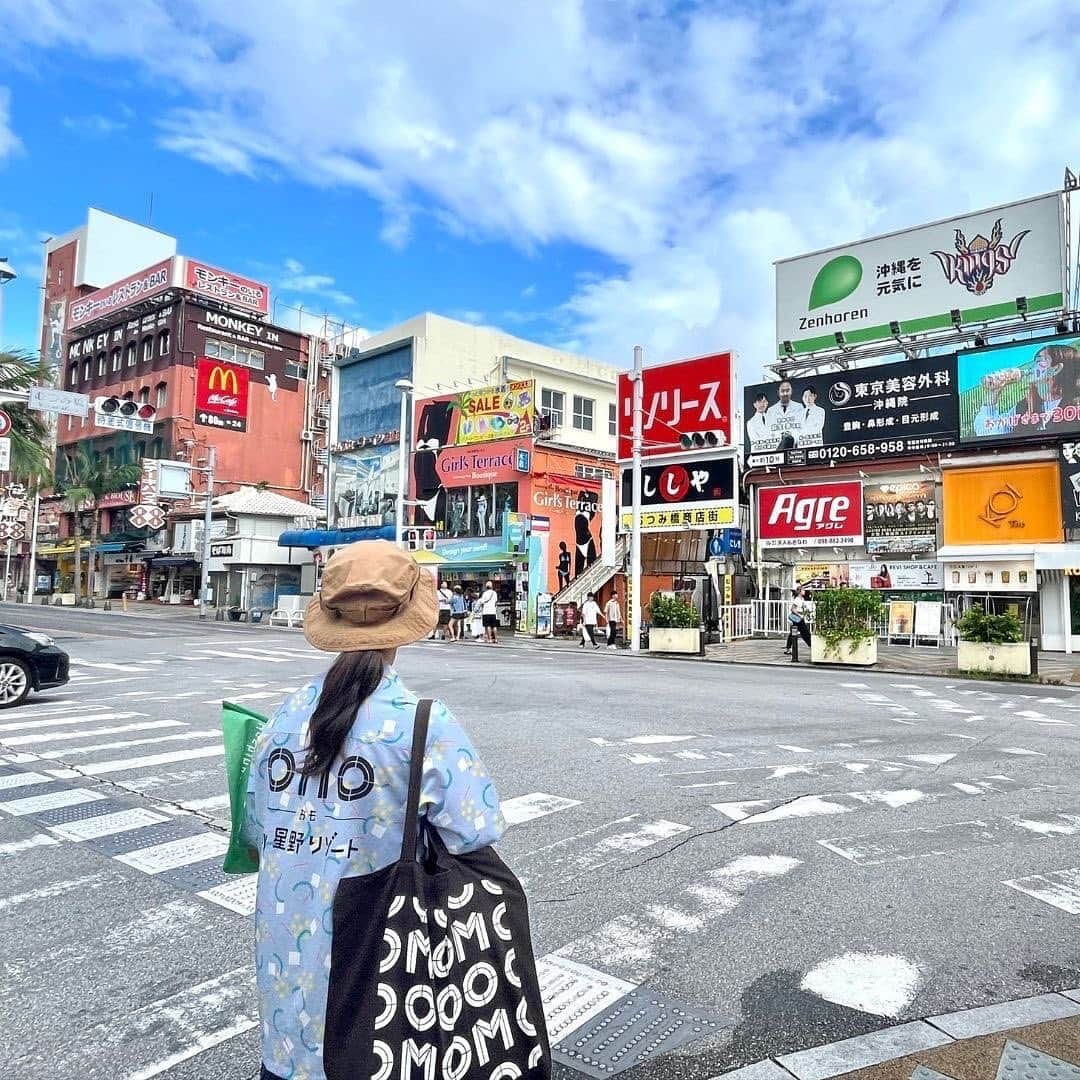 4meee!さんのインスタグラム写真 - (4meee!Instagram)「沖縄観光にめちゃくちゃ便利な新感覚のホテル！ 【OMO5沖縄那覇 by 星野リゾート】にはもう行った？  「OMO by 星野リゾート」は、「テンションあがる『街ナカ』ホテル」をコンセプトに、 全国 15 施設で展開中✨街をこよなく愛するスタッフが地域の方々と仕掛ける、新感覚のホテルです🏨  2023年9月、4MEEE編集部がご招待いただきましたので、取材に行ってきました〜〜〜👏👏  【OMO5沖縄那覇(おも) by 星野リゾート】の魅力は国際通りまで徒歩9分という好立地なことと、面白いアクティビティがたくさん用意されていること！🚶‍  周辺の情報に詳しいスタッフ“OMOレンジャー“による、ガイドツアーやホテル内での講座などが毎日複数開催されています🧡  編集部が今回参加したアクティビティは、「裏国際通りさんぽ」！ 定番の国際通りから少し離れた、迷路のように入り組んだ商店街・通称“裏国際通り“をOMOレンジャーが案内してくれます🚩 初めて行く人には少し勇気がいるような、ディープな場所を案内してくれるのでとっても面白いんです😳  時期によって開催されているアクティビティが異なりますので、詳しくは公式ホームページをご確認ください🙋‍♀️  そして、もちろん客室も素敵！🌺 珍しいのは「やぐらルーム」というタイプのお部屋で、大きめの2段ベッドのようなものが設置されています。1階部分はソファ、2階部分がベッドという構造。  床は畳になっているので、靴を脱いで過ごせて開放感もあるし、なんだか秘密基地にいるかようなワクワク感もあります😆  夏が終わったからな〜と思っているかもしれませんが、南の国・沖縄は年中過ごしやすい気候なので冬の時期でも最高に楽しめます🌻 沖縄旅行の際は、ぜひ【OMO5沖縄那覇 by 星野リゾート】を予約してください♡  ◆OMO5沖縄那覇 by 星野リゾート 〒900-0032 沖縄県那覇市松山1丁目3-16 アクセス：ゆいレール「県庁前」駅より徒歩約6分、那覇空港から車で約9分 料金：16,000円〜(税込、1泊1室、食事別)  —————— 取材協力：星野リゾート ——————  #omo5沖縄那覇 #omo沖縄那覇 #星野リゾート #omo_hotels #hoshinoresorts #okinawa #okinawatrip #沖縄旅行 #沖縄観光 #沖縄好きな人と繋がりたい #沖縄 #沖縄ホテル #沖縄グルメ #那覇ホテル #女子旅 #友達旅行 #家族旅 #カップル旅行 #一人旅 #サク旅 #ルームツアー #国際通り #国内旅行 #沖縄県 #ホテル #ホテルレポ #レビュー #4meee」10月24日 12時00分 - 4meee_com