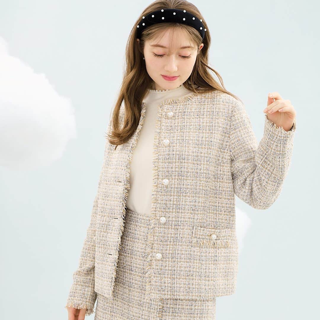Couture brooch クチュールブローチ公式さんのインスタグラム写真 - (Couture brooch クチュールブローチ公式Instagram)「Bon perle Bon tweed ⁡ ˗˗˗˗˗˗˗˗˗˗˗˗˗˗˗˗˗˗˗˗˗˗˗˗˗˗˗˗˗˗˗˗˗˗˗˗˗˗˗˗˗˗˗˗˗˗˗˗˗˗˗˗˗˗˗˗˗˗˗˗˗˗ ⁡ 初冬のニュアンス雲空に Couture's angelが舞い降りた ⁡ オリジナルのツイード生地と パールディティールのアイテムで スタイリングされたコレクション ⁡ ⁡ jacket ¥9,990 knit ¥4,990 skirt ¥6,990 boots ¥11,000 ⁡ ⁡ ⁡ 特集ページは プロフィールTOPリンクよりご覧ください🔗 → @couturebrooch_official  ハイライト「special」からもご覧いただけます♪ ⁡ ˗˗˗˗˗˗˗˗˗˗˗˗˗˗˗˗˗˗˗˗˗˗˗˗˗˗˗˗˗˗˗˗˗˗˗˗˗˗˗˗˗˗˗˗˗˗˗˗˗˗˗˗˗˗˗˗˗˗˗˗˗˗˗˗˗˗˗˗˗ #couturebrooch #クチュールブローチ #2023winter  #高見え #プチプラ #フェミニン #冬 #winter  #パール #ツイード #ジャケットコーデ #ニットコーデ #スカートコーデ #ブーツ #ロングブーツ」10月25日 21時00分 - couturebrooch_official