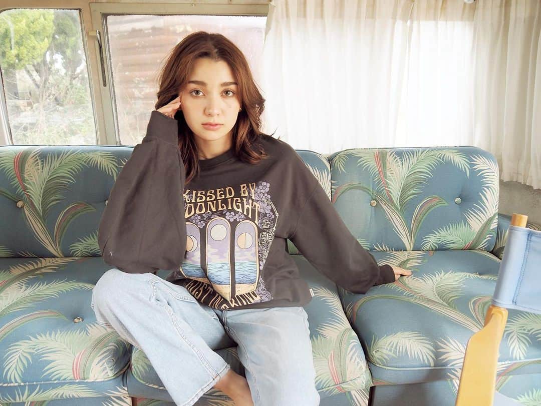 BillabongWomensJapanのインスタグラム：「オリジナルグラフィックがインパクトのあるスウェット、裏毛で程よいゆったり感が着心地抜群」