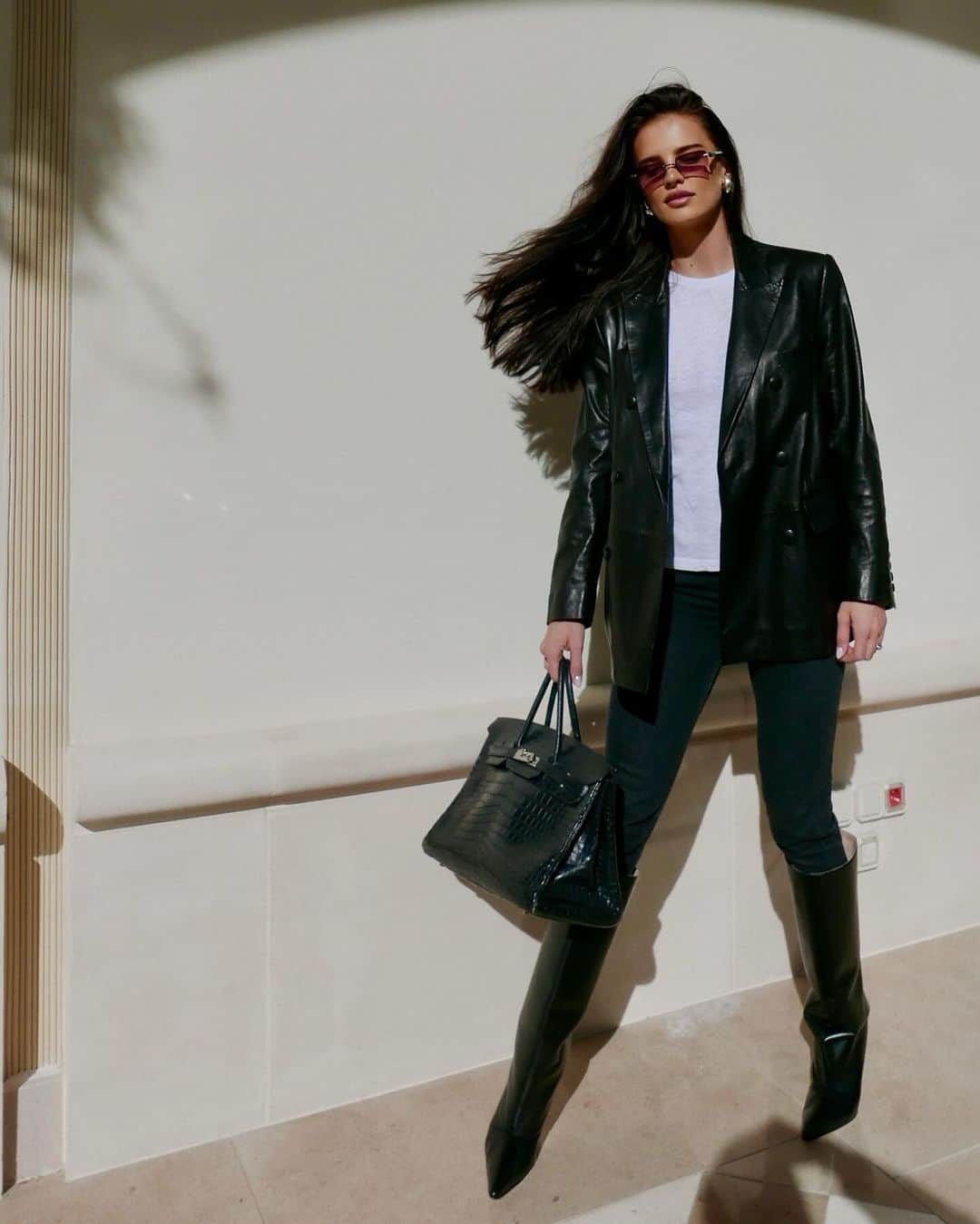 アンナ・アンドレスさんのインスタグラム写真 - (アンナ・アンドレスInstagram)「Hey Monday! ⠀ Look: leather jacket @iroparis  sunglasses @chromeheartsofficial  boots @ricagno_  bag @hermes  t shirt @americanvintage_officiel  jeans @helmutlang  ⠀ #mondays #ootd」10月23日 17時21分 - ann.andres