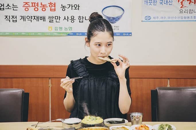 前田エマのインスタグラム：「リンネルのウェブサイト　リンネル.Jpにて「前田エマさんの週末とっておき韓国」の記事が公開されております！ アート編、グルメ編、カルチャー系ショップ編と、3つの記事に分かれています。私が好きなお店をぎゅっと♡是非ご覧ください！  @liniere_tkj  @osada__  @aiko_shin4」