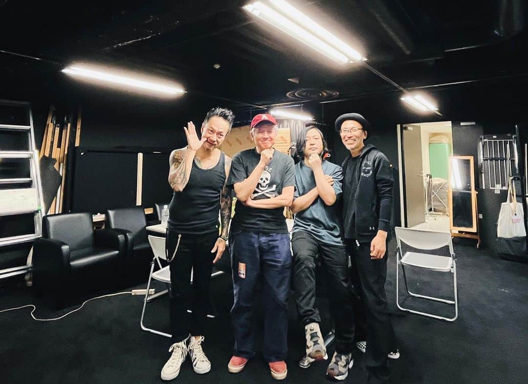 フルカワミキさんのインスタグラム写真 - (フルカワミキInstagram)「MUGAMICHILL “North Tour2023” feat. Yoshimoto Nara  👏  L→R TATSUYA NAKAMURA (MUGAMICHILL-Drums) YOSHITOMO NARA KOJI NAKAMURA (MUGAMICHILL-Guitar, Syn) MITSURU NASUNO (MUGAMICHILL-Bass)  ・・ ・・ ・・  行けてよかったーです。 私は弾丸で既に東京に戻っていますが。 出身県、青森でこのように豊かな気持ちで堪能できるとは。感謝でございます。  カメラ前だと、なぜに謎にいきなり悩んでみるや怒っていますなど「雪深い生まれの人は比較的キムズカシイのかもしれない」シチュエーション(実際そういうわけでは無っ。ナスノさんだけ思い切り笑顔😆)   ・・ ・・ ・・  はじまりは、音楽の背景や文脈を交えながらの奈良さんのDJから。  展覧会の内容に絶対不可欠な音楽とのつながりを、 同じ会場で大音量で感じられるというのは至福以外無いのでないでしょうか。  作品を目の前にするときに、匂いや温度とかその音楽を知った時の感覚とか、見えないとか無意識なところを深めたり重なりを作るきっかけにもなったりしますよね。  締め方も力強く！アガリました。  (始まる前に拝見しました奈良美智さん展覧会のポストはまた別にします。てか、是非行くべしですよ✨)  中村達也さんのドラムソロ。 自問自答のような瞬間や、外的な出来事や、次々と他の音が絡まってくるような気になったり、 フラッシュバックを昇華してまた昇華して、色んな道をもがいたり飛んだり、駆け抜けていくような、 空間におおきく揺らめく光と影がの動きが、留まらない存在感と重なっている感覚。クールです。  ムガミチルは…と、言い出すとキリがないです。 言わずもがな！  結局は体感。 展覧会も含めて全部、感じることへのアプローチが繋がっていて繋げられているようで素敵でした。  鉢状のシアター型が凄く似合うと思いましたし、 間やダイナミズムが想起する、イメージが増幅されるので。  シアター型ではない時のライブハウスのアプローチも、ハプニング的な空間演出演奏があって、それも魅力ですね。  本日は盛岡、25は高円寺Highです。」10月23日 17時28分 - miiikiiicom