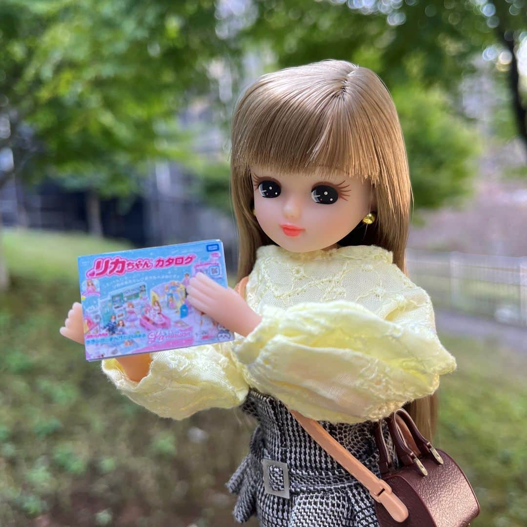 のインスタグラム：「リカの新しいカタログが完成したよ☆ 今回も色んなお洋服で撮影してもらって楽しかったよ♪  スマホで見られるデジタルカタログもあるから、みんなのお気に入りの一枚を教えてね♡  https://licca.takaratomy.co.jp/catalog/」
