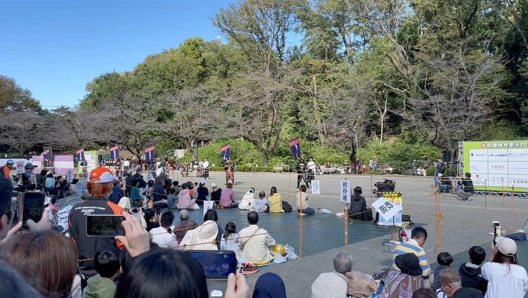 黒沢あすかのインスタグラム：「続き。。。  〈町田市立国際版画美術館〉では所蔵本を販売していました。何冊かパラパラとページをめくった中で、色彩が鮮やかで目を惹いた『生活のなかの版画・民衆版画展』という図録を購入。  版画美術館が所蔵している作品を一冊にまとめたもので、おもにヨーロッパの一地域で制作された民衆版画（イマジュリー・ポピュレール）を載せている、と記されています。  版画は人々の日常と密接に関わってきたことを図録を通して知り、版画に興味をもてる芽を自分の中に感じました。  日本では昭和初期頃から「民衆版画」という言葉で定着していたそう。 大衆の関心を集めていたんですね。  知るって楽しい。  #町田市立国際版画美術館 #ゆうゆう版画美術館まつり #民衆版画 #お祭り最高😁⤴⤴」