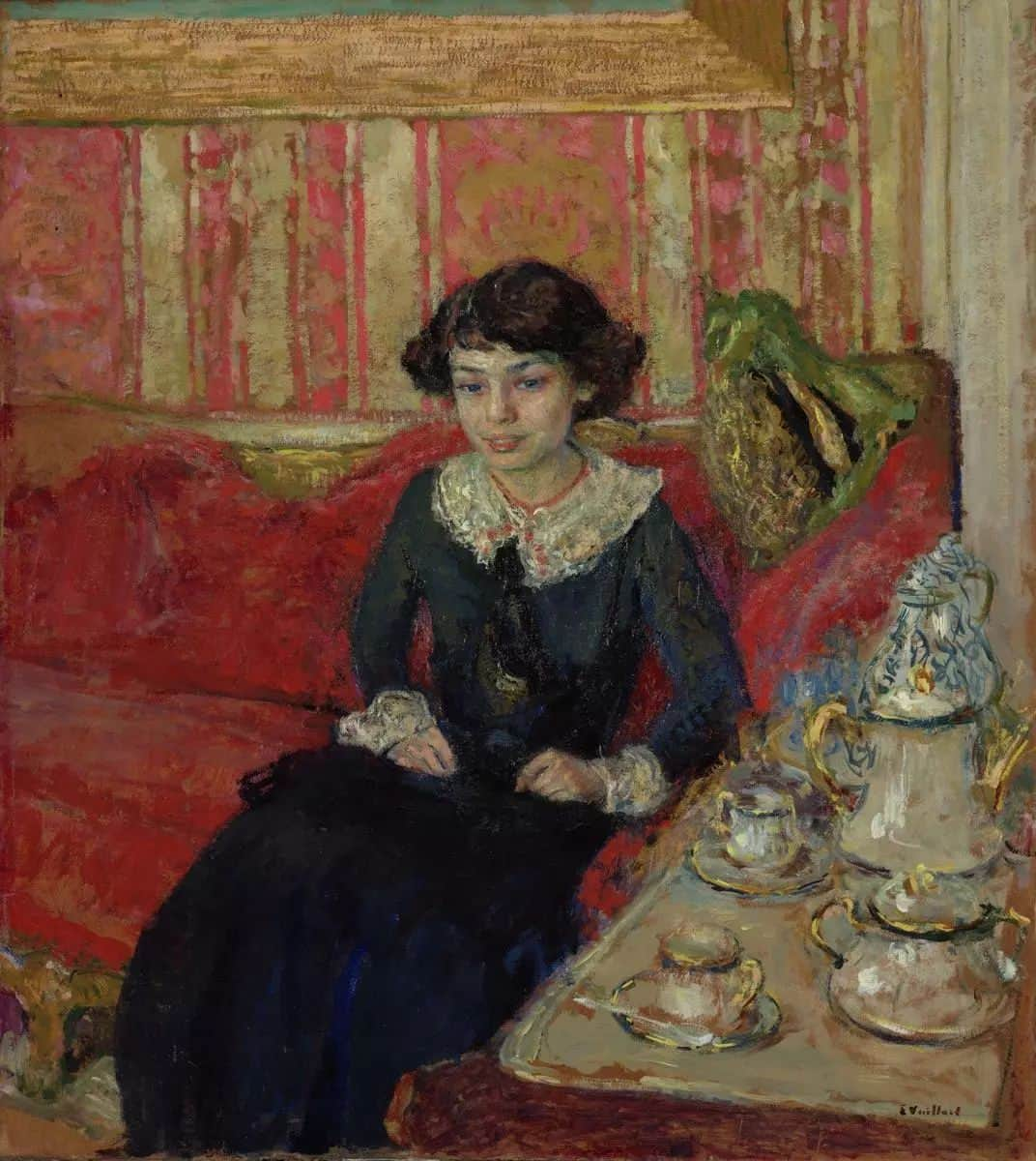 テート・ギャラリーさんのインスタグラム写真 - (テート・ギャラリーInstagram)「❤️ #WorkOfTheWeek is Edouard Vuillard's 'Girl in an Interior' 1910.  Edouard Vuillard was associated with 'Les Nabis', a group of French painters active from 1888–1900 whose paintings were characterised by flat patches of colour, bold contours and simplified style. Their unconventional outlook led them to experiment with painting on different surfaces including cardboard and velvet, and to create set designs for theatre.  Vuillard frequently painted interior scenes, usually of women in a workplace, at home, or in a garden. He frequently requested that friends sit for his paintings, but he was adamant that he was not a portraitist. ‘I don’t make portraits’, he once said, ‘I paint people in their homes’. He obsessively studied the everyday objects and furnishings of his selected interiors, and represented his models as they might be seen by a friend or family member.  The model here is 'Miche' Savoir, an acquaintance of Vuillard’s friend. Vuillard was drawn to Savoir's charm and sweet nature, and he included her in several of his paintings. She died during the Second World War.  Find Edouard Vuillard's 'Girl in an Interior' 1910 on free display at Tate Britain in a Room of One's Own: 1980-1915. ☕」10月23日 17時25分 - tate