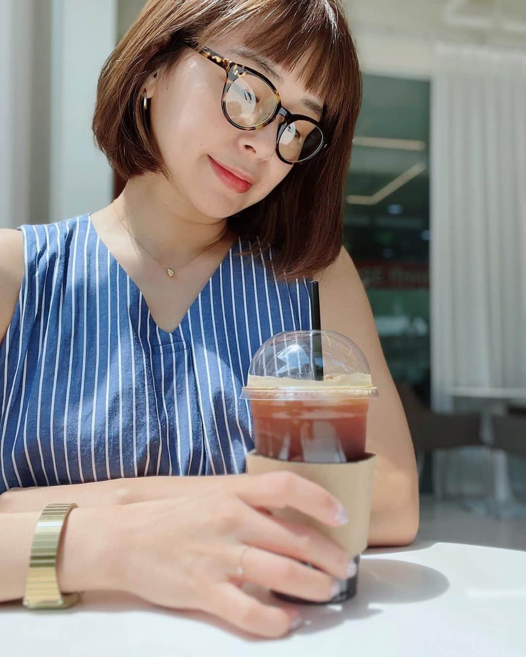 石井あみのインスタグラム：「🍓 光が気持ち良い朝のカフェ。 次女のバースデーなので ホールケーキ探しの旅の途中。  チーズケーキを味見。 と言うかチーズケーキが良いと 娘に言われたのだけど、 すでにスライスされていて ホールが売ってなかった。。  まだまだセブにあるケーキ屋さんは 見た目と味、値段が合わない。  日本のケーキ屋さんが恋しい。 なんだかんだ結局リクエストされる サーティワンのケーキも恋しいw  #cebu#セブ島#セブ島移住#セブ島生活#セブ島留学#海外移住#フィリピン#海外子育て#cebuamiグルメ」