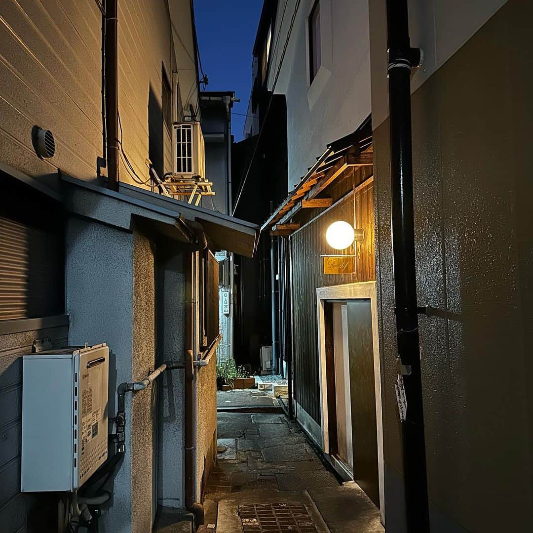 山岸久朗さんのインスタグラム写真 - (山岸久朗Instagram)「こんな路地裏に、こんな素敵なフレンチが潜んでるって誰が気づくのでしょう…💕  #フナシェフ #funachef  #船岡勇太  #循環型レストラン  #サスティナブル  #現代ガストロノミー  #フナシェフディナー  #フナシェフ好きな人と繋がりたい  #天満 #天満グルメ」10月23日 17時29分 - yamaben
