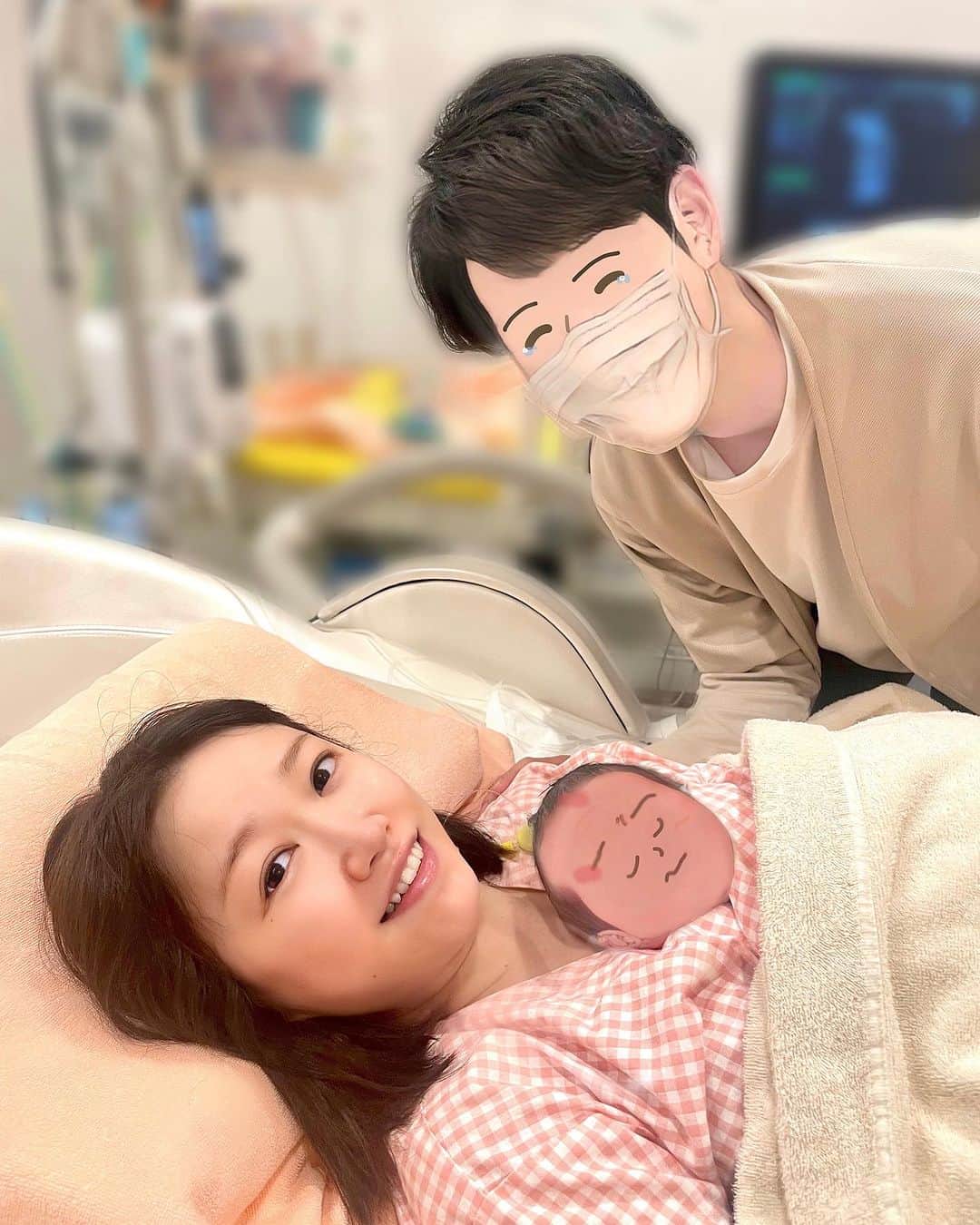浦野一美のインスタグラム：「【ご報告】  お誕生日を迎え、 第一子となる可愛い女の子が誕生しました。  赤ちゃんと一心同体で過ごした38週４日 予定日より10日早い破水とおしるしで、 驚きと共に13時間後に出産となりました。  もう少し早くご報告ができるかと思っていましたが、 赤ちゃんの具合が悪く 産院では殆ど一緒に過ごすことができませんでした。  産後４日の退院日には一緒に退院できず、 大きな病院へ転院、まさかのNICUへ。 黄疸治療や沢山の検査をしていただき、 ミルクアレルギーが疑われるとのことでした。  産まれてから約２週間、 24時間万全な体制で赤ちゃんを護って下さった 医療従事者の皆様に大変感謝しております。  私自身は母性が無いと思っていましたが、 流石に産まれたばかりの小さな赤ちゃんが 救急車で搬送される姿や、 会いに行く度に針跡やアザが増え、 検査の為に断食をして お腹が空いて大泣きしながら頑張っている赤ちゃんの姿に ただただ涙が溢れていました。  私の誕生日にはやっと 初めて赤ちゃんと夜を一緒に過ごすことができました。 本当に嬉しいプレゼントです。  これから家族みんなで支え合い、毎日を大切に 益々成長していきたいと思います。  妊娠中は応援してくださるファンの皆様や 関係者の皆様から沢山の優しいお心遣いをいただき、 穏やかなマタニティライフを過ごす事ができました。 本当にありがとうございました。 今後とも、どうぞよろしくお願いいたします。  2023年10月23日 浦野一美/CinDy」