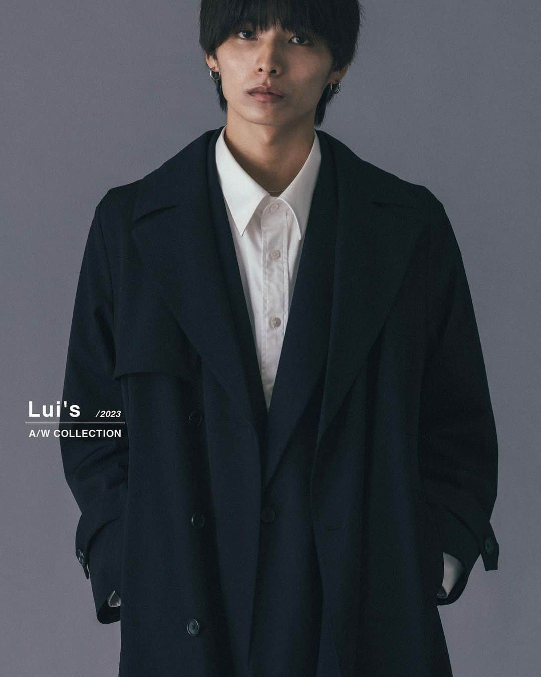 Lui's Lui's official instagramのインスタグラム：「recommend item  ◻︎ long trench coat ¥42,900  【素材】 素材には、トリアセテート×ポリエステルの混紡素材を使用。 サラッとした肌触りと、程良いハリ感とドレープ感がポイント。 細かい凹凸のある素材の表情も特徴的で、しっかりと高級感ある見た目に仕上がった素材です。  #トレンチコート #ロングコート #ブラックコーデ #メンズコーデ #モード系ファッション #コートコーデ #outer #trenchcoat」