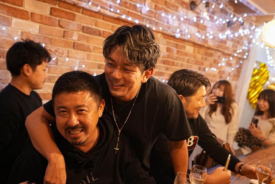 皇治のインスタグラム：「MEATBAR TEAMONE 2周年イベント 沢山の方々に祝ってもらえ嬉しかった。  入れなかった人ごめんな。  これからMEAT BAR TEAMONEを宜しく。  俺は俺に携わってくださる方々を愛してます。  ◆営業時間◆ 月曜日定休 Lunch 12:00-15:00 (14:30L.O) Dinner 18:00-22:00 (21:30L.O) Bar 22:00-28:00   ◆アクセス◆  大阪市中央区心斎橋筋1-3-10 大宝寺テラス2F  大阪メトロ各線心斎橋駅徒歩1分」