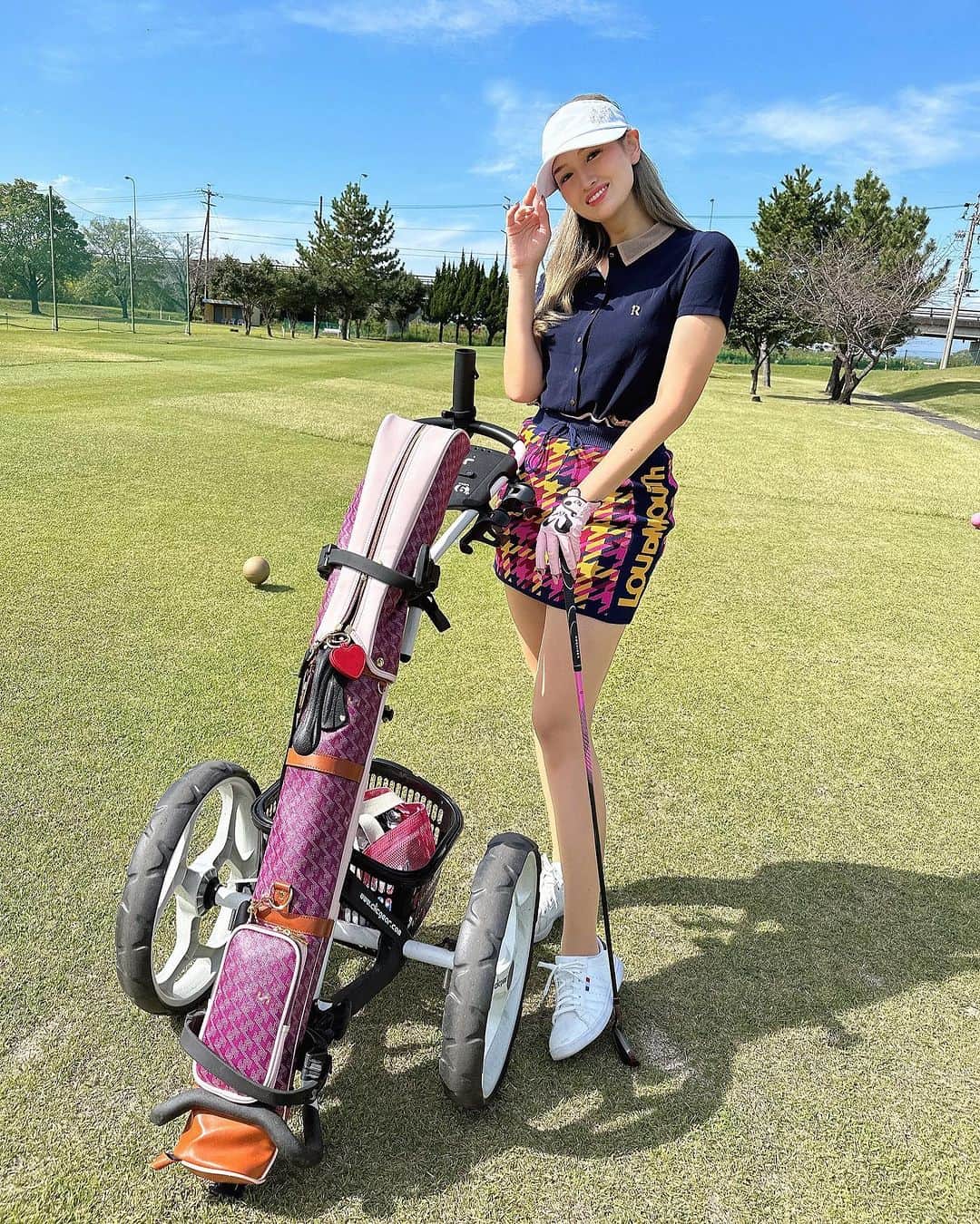 Hisayo Rinのインスタグラム：「お散歩がてらショートコースで練習💕🏌️‍♀️ 　 今日は失敗しても泣かなかった🤣🤣 （いつも真剣に挑んでは上手くいかなくて泣いてるから、失敗しても笑う練習を兼ねてる。笑） 　 何事も継続が一番。頑張ります🔥」