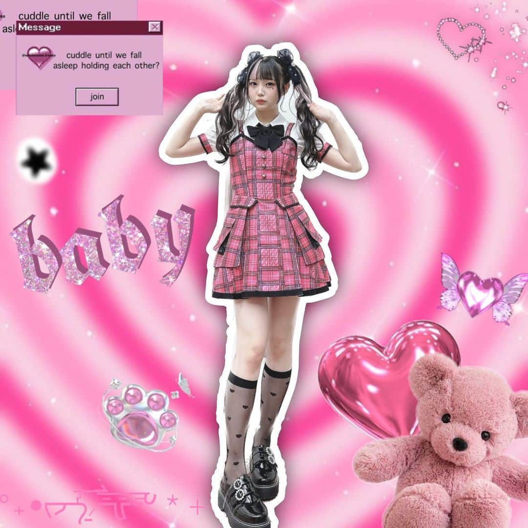佐藤美波のインスタグラム：「🎀🩷🖤  改めて！AKB48武道館コンサート3️⃣daysありがとうございました🪄︎︎♡駆け抜けた〜！！！！ 1年ぶりにまた3日間こうして大きなステージに立ててとても幸せでした！  最終日である3日目には、とても嬉しいことに『新衣装』がありました🥲♡ かわいすぎる、、😭😭😭 おおきなツインテール用のでかおりぼんちゃん可愛すぎませんか…！ こんなにかわいい髪飾りを作っていただけてしあわせです🎀 衣装も見て！！！！このピンクの感じほんとーーーーうに、だいすき。 よく見ると柄にAKB48って着いてるの気がついた時すごい感動しちゃった！！🥲 こんなに可愛い衣装を作っていただけてこんなに可愛い衣装を着られて私は本当にAKB48でアイドルになってよかったって思いました😌💭  新体制となったAKB48 これからも変わらず応援してくださると嬉しいです🥰 よろしくお願いします！！   #akb48 #アイドル #idol #アイドル衣装 #衣装 #ツインテール #ツインテールアレンジ」
