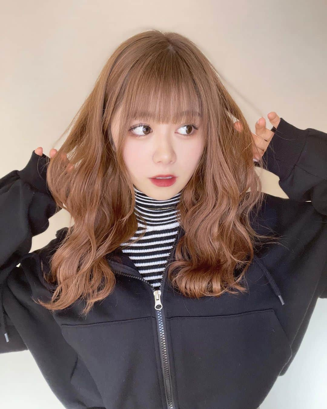 熊谷真里（まりくま）のインスタグラム：「⁡ ⁡ しましまーーー🦓 ⁡切りすぎた前髪、順調に前髪伸びてきてよかった。笑 ⁡ ⁡ ⁡ ⁡ ⁡ ⁡ ⁡ ⁡ ⁡ ⁡ ⁡ ⁡ いつもいいね＆コメントありがとうございます🧸🎀 ⁡ ⁡ #まりくま #POP #Popteen #ミルクティー #ミルクティーカラー #ミルクティーベージュ #ヘアカラー #ブラウンヘア #パーカー #パーカー女子 #imstagood」