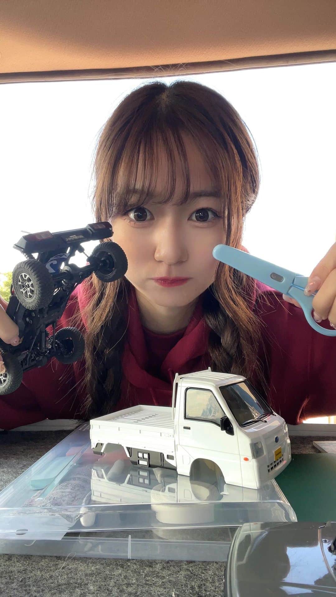 のインスタグラム：「りなしの工作時間をお届け〜〜🚗  昨日のイベントで使った マイマシン『りなしサンバー号』 作成までの道のりです😂😂  真剣に頑張ったよ笑 途中から帽子も被り始めて やる気満々桜田さん🤭  ぜひ最後までご覧ください♪  京商さんのラジコンは本当に大人の人がやっても 楽しすぎる！！全力で楽しめます🥹  カスタマイズもたくさんできておすすめだよ〜😜  #pr #miniz4x4 #miniz #ミニッツ #joameeting #kyosho #スバル #スバルサンバー  ・」