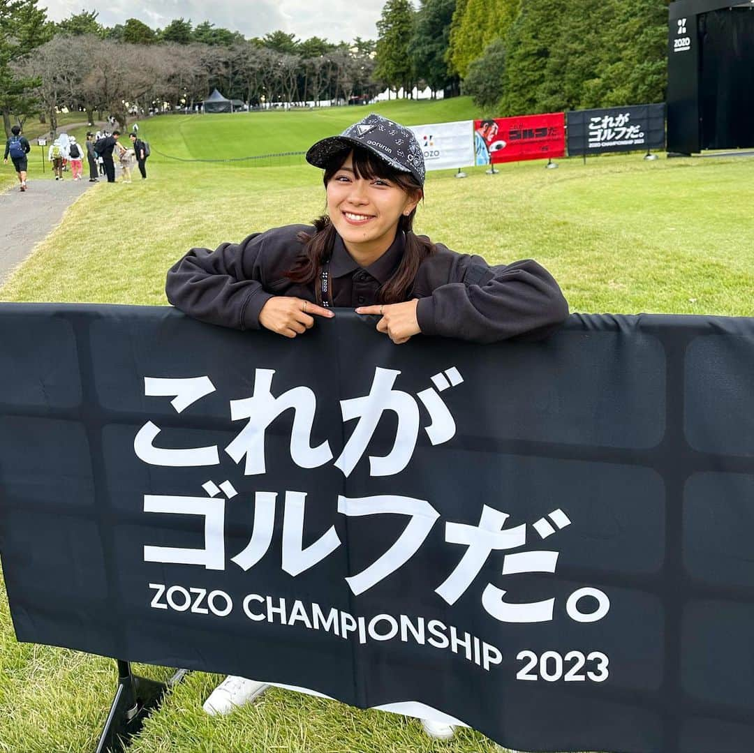 山内鈴蘭のインスタグラム：「#zozochampionship の思い出☺️🌸  コリン・モリカワ選手優勝おめでとうございます㊗️ 大盛り上がりの最終日でしたね😆🔥  今回の観戦コーデは… @gorurun_ の裏起毛スウェットポロ⛳️ パティスリー柄のキャップを合わせてみた🥺  バックプリントが可愛すぎる！！！  ユニセックスサイズだからMサイズでゆったりめ❤️ 私服でも着れるし、女の子ならワンピース👗ぽくもなって可愛い！  今の季節一枚で丁度良い☺️ 冬も裏起毛で暖かいし、めちゃ使いやすいよぉ〜♡  #ゴルフ #ゴルフ観戦 #ゴルフ観戦コーデ #ゴルフコーデ #ゴルフウェア #ゴルフウェアメンズ #ゴルフアイテム #ゴルフファッション #gorurun #ゴルラン #ゴルランコーデ #ゴルフ女子 #zozotown #pgatour #男子プロゴルファー #ゴルフ好きな人と繋がりたい」