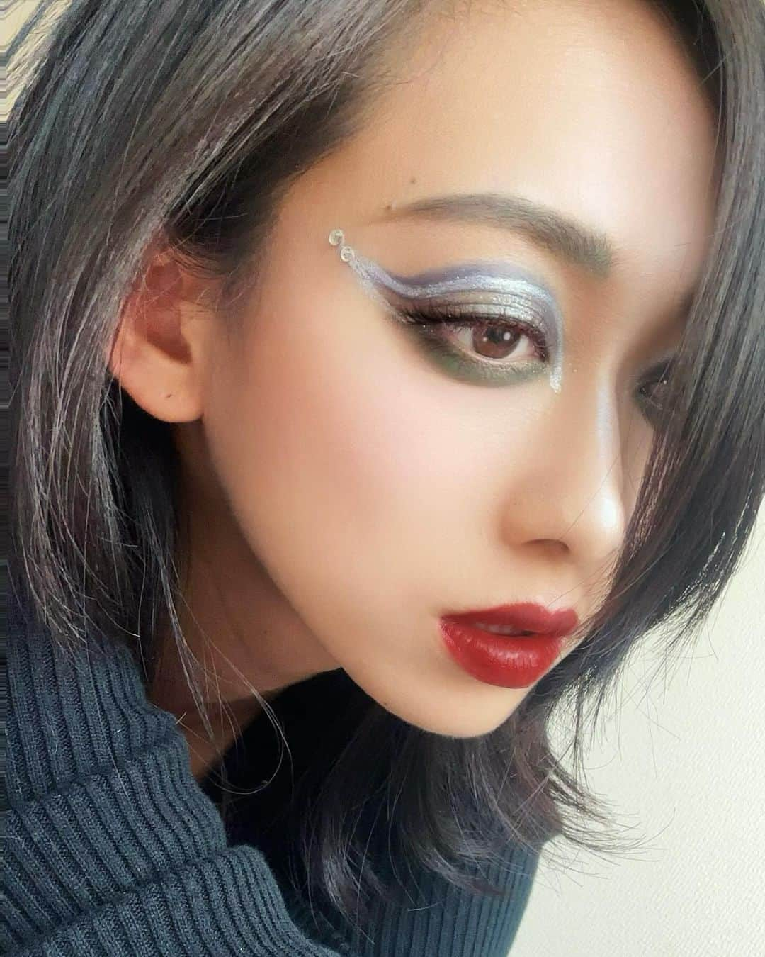 梨衣名さんのインスタグラム写真 - (梨衣名Instagram)「＜SHEGLAMタイアップ投稿＞ 👽🪐Halloween Makeup  リーナ宇宙人って言われまくってたら，感化されて 宇宙人コスメ揃えちゃいました‼︎  普段ナチュラルメイクが多いけど，Halloweenだし 思いきってカラーメイクに挑戦したよ。  上🎨Neptune, Nebula, Light year 下🎨Jupiter アイライン🖊️silver リップ💄Aurora  🚀ハイライト発色良すぎ‼︎デザイン可愛い❤️ 👽ぱふぱふも気に入りすぎて もったいなくてまだ使えてない🤣  #SHEGLAM #SHEGLAMcollection #sheglamcosmiccomeup #sheglamaliencollection #halloween」10月23日 17時41分 - leena3.1415926