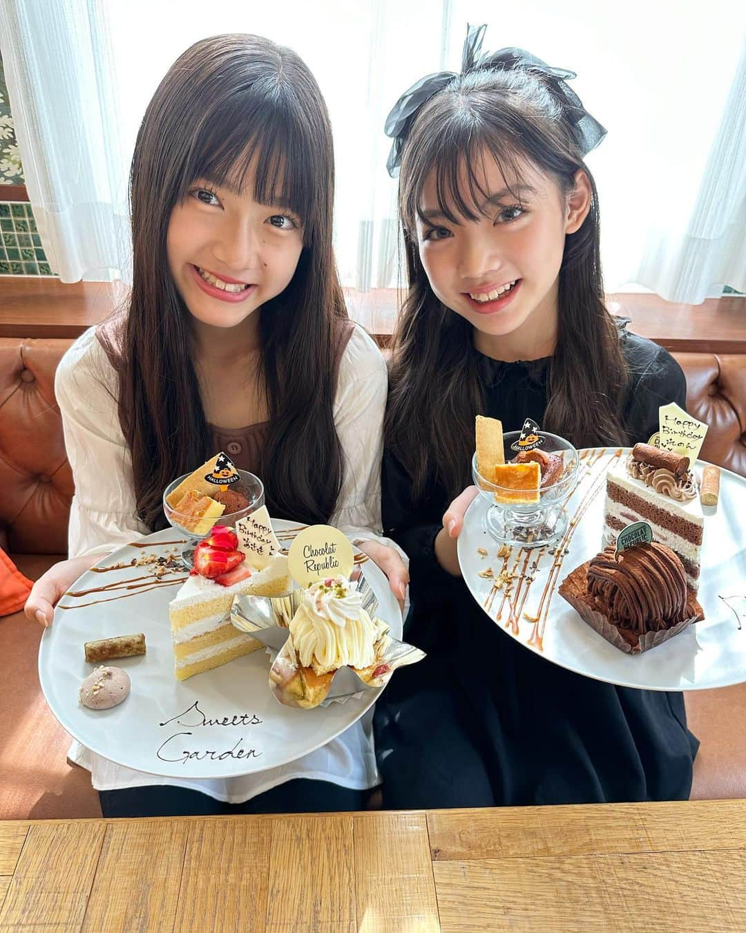 豊川亜咲のインスタグラム：「🎂🍰 . お誕生日が近い2人で٩( ᐛ )( ᐖ )۶ お誕生日partyしたよ🎉🩷🍓🍫  今日はれのんの𝐁𝐈𝐑𝐓𝐇𝐃𝐀𝐘🥳 お誕生日おめでとう🎂🎉💗  最後の2枚は光が反射して🪞 亜咲の歯が光ったり🦷🌟 鼻が光ったり🌼💫 爆笑のミスショット"ꉂ😝  #お誕生日会 #ショコラパブリック #happybirthday  #お誕生日 #れのんおめでとう🎉」