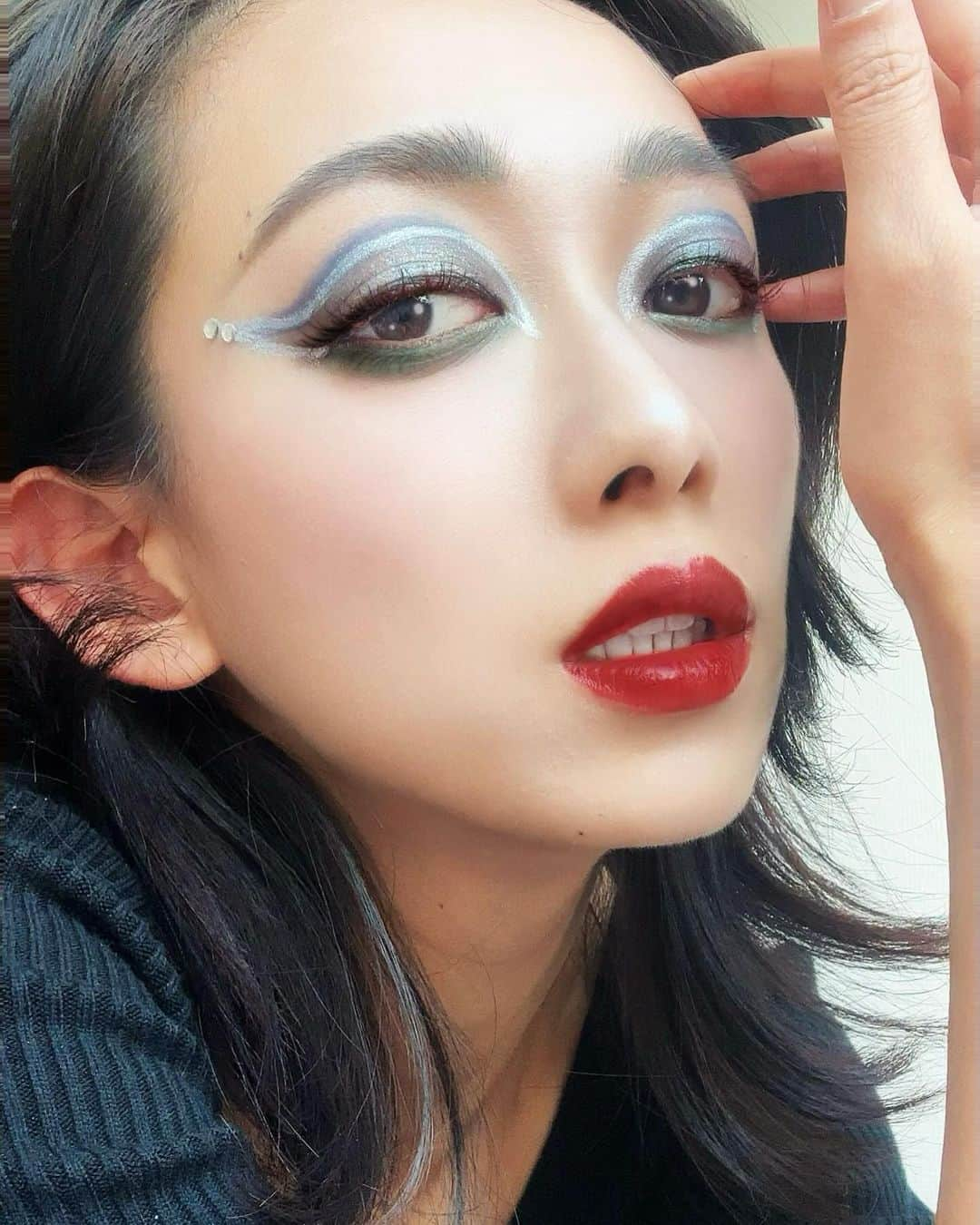 梨衣名のインスタグラム：「＜SHEGLAMタイアップ投稿＞ 👽🪐Halloween Makeup  リーナ宇宙人って言われまくってたら，感化されて 宇宙人コスメ揃えちゃいました‼︎  普段ナチュラルメイクが多いけど，Halloweenだし 思いきってカラーメイクに挑戦したよ。  上🎨Neptune, Nebula, Light year 下🎨Jupiter アイライン🖊️silver リップ💄Aurora  🚀ハイライト発色良すぎ‼︎デザイン可愛い❤️ 👽ぱふぱふも気に入りすぎて もったいなくてまだ使えてない🤣  #SHEGLAM #SHEGLAMcollection #sheglamcosmiccomeup #sheglamaliencollection #halloween」