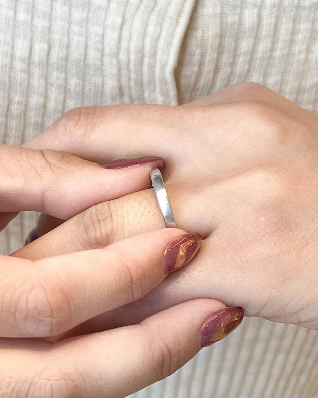 BIJOUPIKO(ビジュピコ)さんのインスタグラム写真 - (BIJOUPIKO(ビジュピコ)Instagram)「プラチナだけじゃない⁉︎ ホワイトゴールドのおすすめリング💍 ． ホワイトゴールドは プラチナと色味は似ていますが、 硬く、比重が軽いので着け心地が軽いのが特徴💭 ． ゴールドの中でもホワイトゴールドは傷がつきにくく、 普段使いする結婚指輪にはぴったりの素材となっています🤍 . 💍リング しあわせな愛のかたち . ブランド：ENUOVE -イノーヴェ- リング名：cielo -シエロ- 素材：K18WG 価格：￥92,400 . ※価格は税込表記。 . ． 来店特典でAmazonギフトカード3,000円分を プレゼントしています✨ ※一部店舗はケンズカフェ東京のガトーショコラ引換券プレゼント ▼来店予約はこちらから @bijoupiko_official ． ． この投稿いいねと思ったら❤️をタップ、 後から見返したいときは保存、 誰かに教えたいときにはシェアしてください🫶 . . #ビジュピコ #bijoupiko #ビジュピコ_enuove #結婚指輪 #婚約指輪 #ブライダルリング #マリッジリング #エンゲージリング #ウェディング #プロポーズ #サプライズ #指輪選び #指輪探し #結婚式準備 #結婚準備 #プレ花嫁 #プレ花嫁準備 #卒花嫁 #結婚準備 #前撮り #婚約指輪探し #結婚指輪探し #ニュアンスネイル #秋ネイル #ブライダルネイル #2023秋婚 #2023冬婚 #2024春婚 #全国のプレ花嫁さんと繋がりたい #日本中のプレ花嫁さんと繋がりたい」10月23日 17時42分 - bijoupiko_official