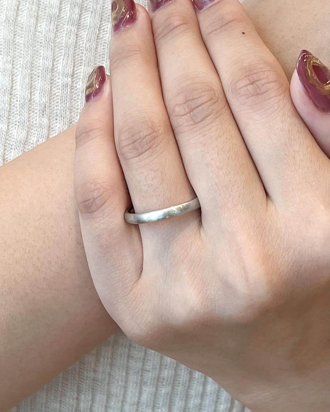 BIJOUPIKO(ビジュピコ)さんのインスタグラム写真 - (BIJOUPIKO(ビジュピコ)Instagram)「プラチナだけじゃない⁉︎ ホワイトゴールドのおすすめリング💍 ． ホワイトゴールドは プラチナと色味は似ていますが、 硬く、比重が軽いので着け心地が軽いのが特徴💭 ． ゴールドの中でもホワイトゴールドは傷がつきにくく、 普段使いする結婚指輪にはぴったりの素材となっています🤍 . 💍リング しあわせな愛のかたち . ブランド：ENUOVE -イノーヴェ- リング名：cielo -シエロ- 素材：K18WG 価格：￥92,400 . ※価格は税込表記。 . ． 来店特典でAmazonギフトカード3,000円分を プレゼントしています✨ ※一部店舗はケンズカフェ東京のガトーショコラ引換券プレゼント ▼来店予約はこちらから @bijoupiko_official ． ． この投稿いいねと思ったら❤️をタップ、 後から見返したいときは保存、 誰かに教えたいときにはシェアしてください🫶 . . #ビジュピコ #bijoupiko #ビジュピコ_enuove #結婚指輪 #婚約指輪 #ブライダルリング #マリッジリング #エンゲージリング #ウェディング #プロポーズ #サプライズ #指輪選び #指輪探し #結婚式準備 #結婚準備 #プレ花嫁 #プレ花嫁準備 #卒花嫁 #結婚準備 #前撮り #婚約指輪探し #結婚指輪探し #ニュアンスネイル #秋ネイル #ブライダルネイル #2023秋婚 #2023冬婚 #2024春婚 #全国のプレ花嫁さんと繋がりたい #日本中のプレ花嫁さんと繋がりたい」10月23日 17時42分 - bijoupiko_official