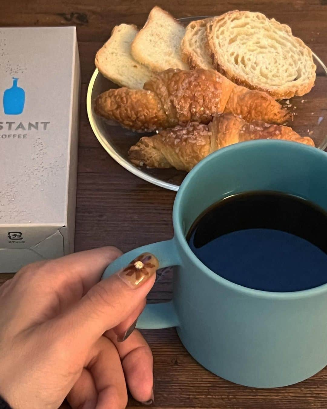 ぐでみなみさんのインスタグラム写真 - (ぐでみなみInstagram)「おうちで☕️  いっぴん西通りで買った お菓子とコーヒーでお家カフェ⚪︎。  #いっぴん西通り #博多駅スイーツ #アミュでみつけた #PR  #ImLILY #アイムリリー    #CHEESECAVERYTOKYO #チーズケイベリィ東京   #三日月屋   #BLUEBOTTLECOFFEE #ブルーボトルコーヒー」10月23日 17時43分 - gudeminami