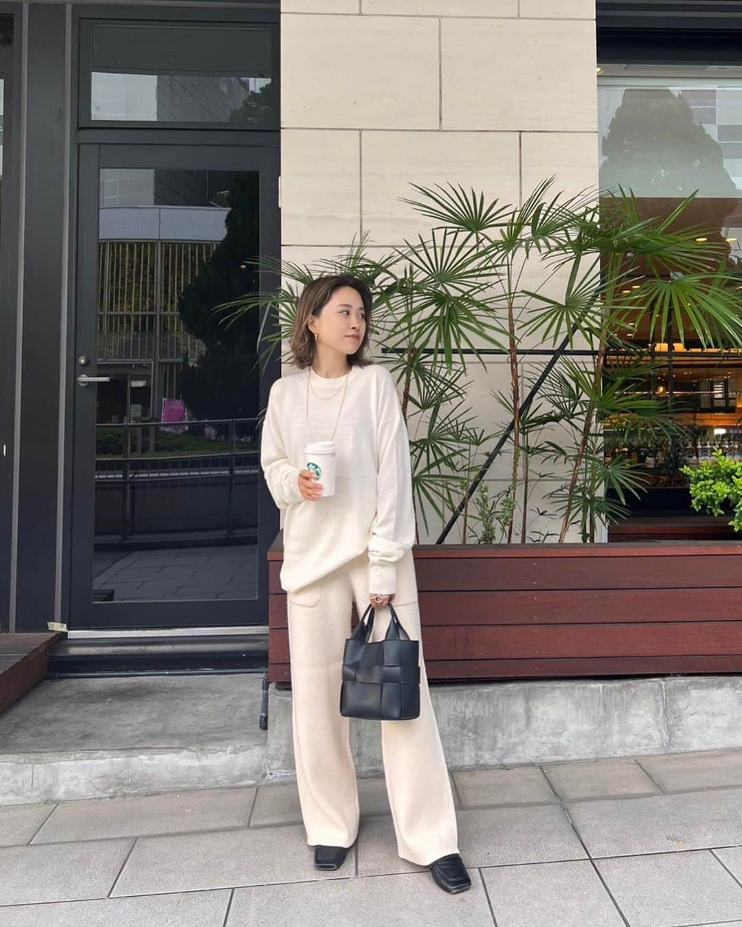 ETRÉ TOKYO ストアさんのインスタグラム写真 - (ETRÉ TOKYO ストアInstagram)「@etretokyo  【10/26 New Arrival】  ㅤㅤㅤ  #ETREリバーストールロングコート IVORY / BEIGE / NAVY S.M size ¥51,700(tax in)  ㅤㅤㅤ ㅤㅤㅤ #ETREウーリーニットシャツカーディガン IVORY / BROWN F size ¥27,500(tax in)  ㅤㅤㅤ ㅤㅤㅤ #ETREツーピースレイヤードニット GREY / BLUE F size ¥25,300(tax in)  ㅤㅤㅤ ㅤㅤㅤ #ETREジップアップニットワンピース IVORY / BLACK / RED F size ¥26,400(tax in)  ㅤㅤㅤ ㅤㅤㅤ #ETREアウトポケットウーリーニットパンツ IVORY / BROWN S.M size ¥28,600(tax in)  ㅤㅤㅤ ㅤㅤㅤ #ETREボリュームニットルーズレギンス O.WHITE / BLACK F size ¥16,500(tax in)  ㅤㅤㅤ  ㅤㅤㅤ  ㅤㅤㅤ┈┈┈┈┈┈┈┈┈┈┈┈┈┈┈┈┈┈┈ ㅤㅤㅤ ㅤㅤ  【INFORMATION】 ⁡ㅤㅤㅤ ⁡ ※10/26(木)発売のアイテムは10/27(金)12:00よりお在庫のある場合、ルミネカード会員様限定で店舗通販のご利用が可能です。  ⁡ ※お電話がつながりにくい可能性がございます。 ⁡ ※また混雑時には入場制限及び 試着点数の制限を設けさせて頂きます。 予めご了承ください。 ⁡ ⁡ ご理解、ご協力を賜りますよう 心よりお願い申し上げます。   ㅤㅤㅤ 【LUMINE SHINJUKU STORE】 ETRÉ TOKYO ルミネ新宿2店 TEL：03-5989-0979  ー営業時間ー (平日、土日祝)11:00-21:00 ⁡  #etretokyo#etre#fashion#etretokyoshinjuku #etre#2023etre#etretokyo_staff_ootd#2023aw #大人ファッションコーデ #シンプルスタイル  #オトナカジュアルコーデ  #フラットシューズ #白黒コーデ #シアーニット #リバーコート #ロングコートコーデ」10月23日 17時54分 - etretokyo_store