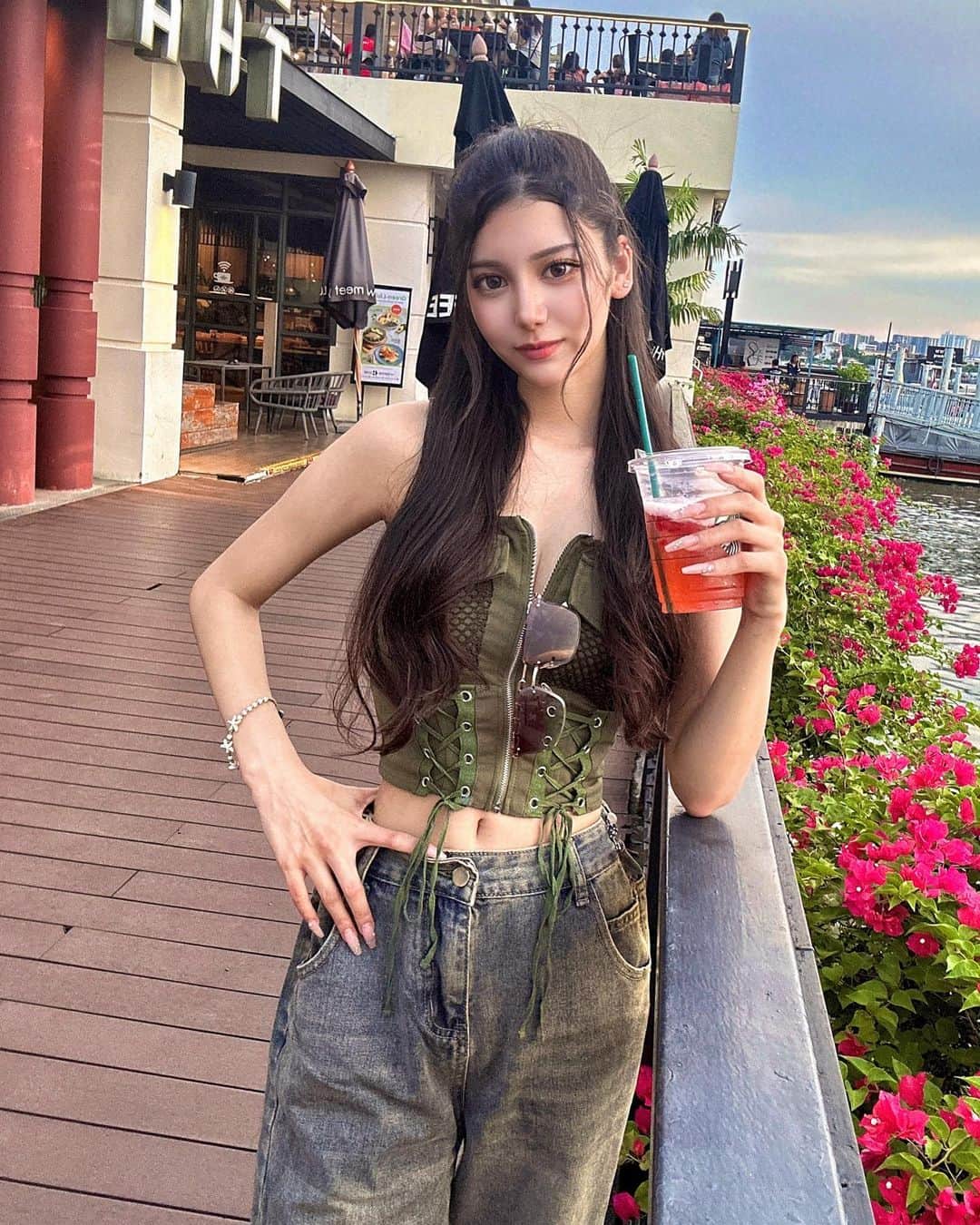 サントス飛鳥のインスタグラム：「海外限定のスタバ飲んだ🥤♡ 美味しすぎた🥲日本にも出て欲しい… #starbucks s #ootd #thailand」