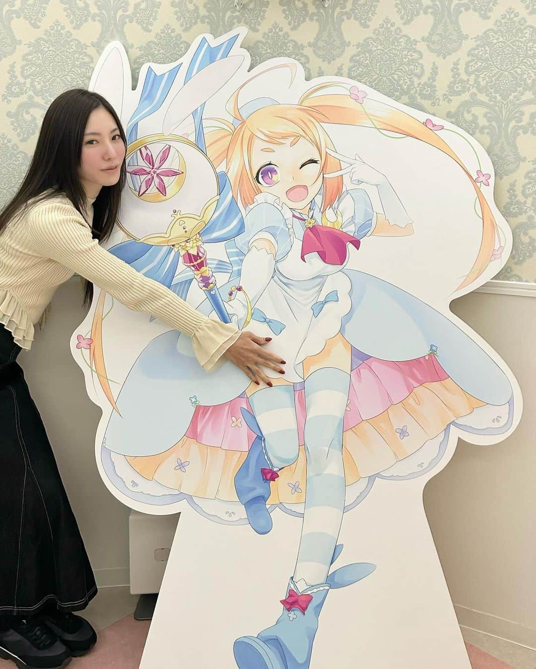 星野奏さんのインスタグラム写真 - (星野奏Instagram)「今日は以前から気になっていた『フローラクリニック』へ行きました🏥 院内デザインも看護師さんも可愛かったー💖 ⁡ 有名声優さんたちのサインもたくさんあってワクワクが止まらない空間でした✨ぱっと見でウマ娘声優さんとひぐらし声優さんのものを発見🤣💡 ⁡ さて、治療ですが今回こちらで ピコフラクショナルレーザーをお願いしました✨ ⁡ マスク生活が始まってから頬の赤みや毛穴が気になりだして、、、色々試してみたけどしっくりこなく、、今回院長のさくちゃん先生に詳しく肌質を診てもらい、いくつか方法を教えて頂きました👀 ⁡ どのやり方もメリットデメリットを聞いた上で、今回〝ピコフラクショナル〟をすることに🫶🏻 ピコレーザーと言っても使う機械によって精度が異なることは知ってましたが、、、 ⁡ こちらのクリニックが使ってるピコレーザーは『ピコシュア』で従来のレーザー治療では対処できなかった小さいメラニンでも対応可能なんですって！！🤫 ⁡ ⁡ ⁡ ⁡ #フローラクリニック#池袋駅#美容クリニック#コスプレイヤー#声優#レースクイーン#フローラちゃん#小岩井ことり#可愛い制服#アニメオタク#綺麗になりたい#アラサー美容 #アンチエイジング #ピコフラクショナル#ピコトーニング  #美容皮膚科#美容整形#レーザー治療 #ピコレーザー #ピコシュア#美肌になりたい ⁡」10月23日 17時53分 - hoshino_kanade_