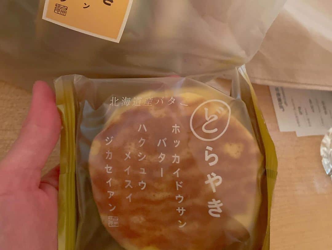 井上直樹さんのインスタグラム写真 - (井上直樹Instagram)「豊川にあるガレージクローバーさんにお会いしてきました！ 美味しい魚料理たくさん頂きました😋  大量のパン、どら焼き、お米のお土産も頂き感謝です🙏  また帰った時はよろしくお願いします！   #豊川  #garageclover  #ガレージクローバー  #車  #車販売  #車修理  #bmw  #寿司  #魚料理  #カニ  #刺身  #カキフライ」10月23日 17時47分 - naokiinouemma