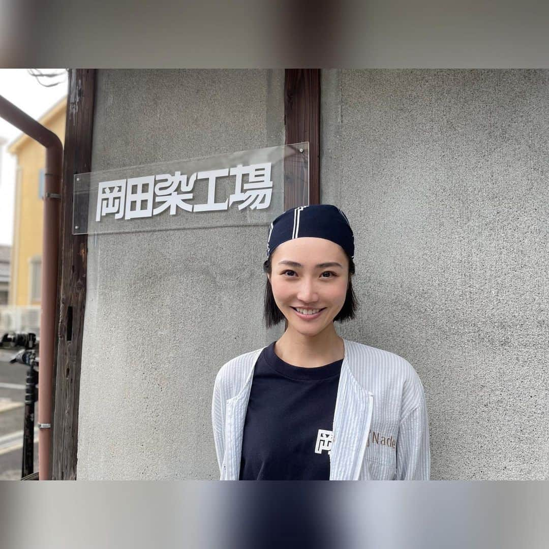 土井玲奈さんのインスタグラム写真 - (土井玲奈Instagram)「映画『キリエのうた』 原作・脚本・監督　岩井俊二  全国ロードショー 公開中です。  風美の教え子である岡田くんの、母親役で出演中です。  現場写真公開！ 染工場の嫁ですね。 写真は笑ろてますけど こんなヤワな顔はしてません。笑  鑑賞後に大切な人に連絡したくなる作品です。 観てね！  @kyrie_uta  #キリエのうた  原作・脚本・監督 #岩井俊二  Cast #アイナジエンド  #松村北斗  #黒木華  #広瀬すず　他 (敬称略) #土井玲奈  #japanesemovie #japanesecinema  #actress #japaneseactress #일본의여배우 #日本女演员 #日本女演員」10月23日 17時47分 - doixreina