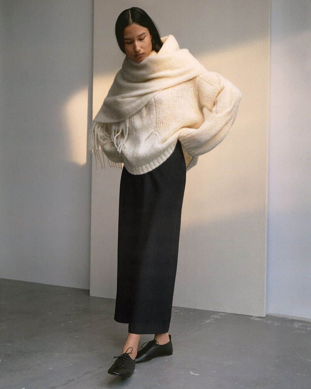 ARKETのインスタグラム：「This high-neck cable knit jumper is made from a blend of alpaca and responsible wool (C815571RAF). This fuzzy style has a comfort-inducing, oversized silhouette. Styled here with our Long Wool-Blend Skirt. Scarf coming soon. Explore the full edit: link in bio. - #ARKET」